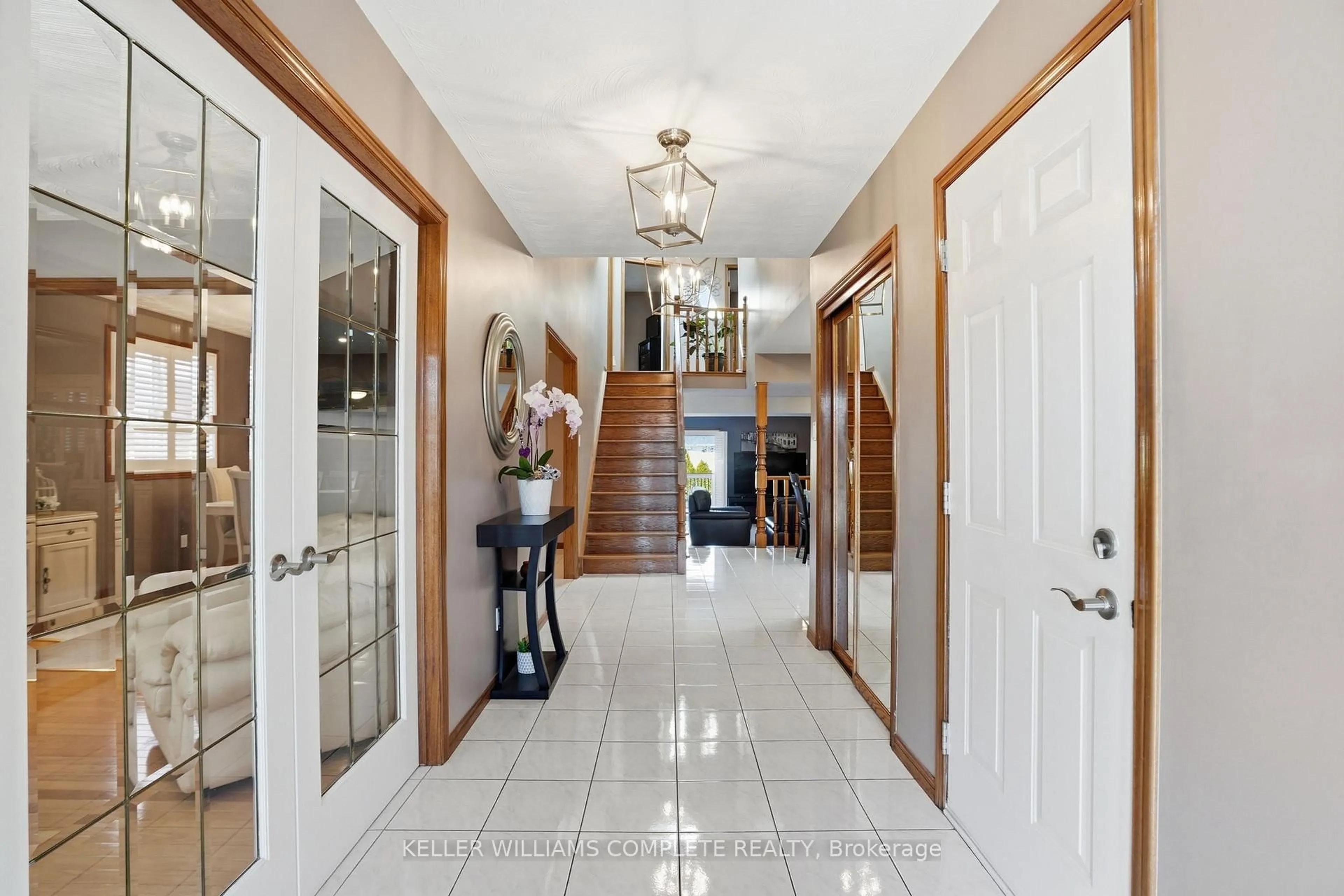 Indoor foyer for 32 Highbury Dr, Hamilton Ontario L8J 2T4