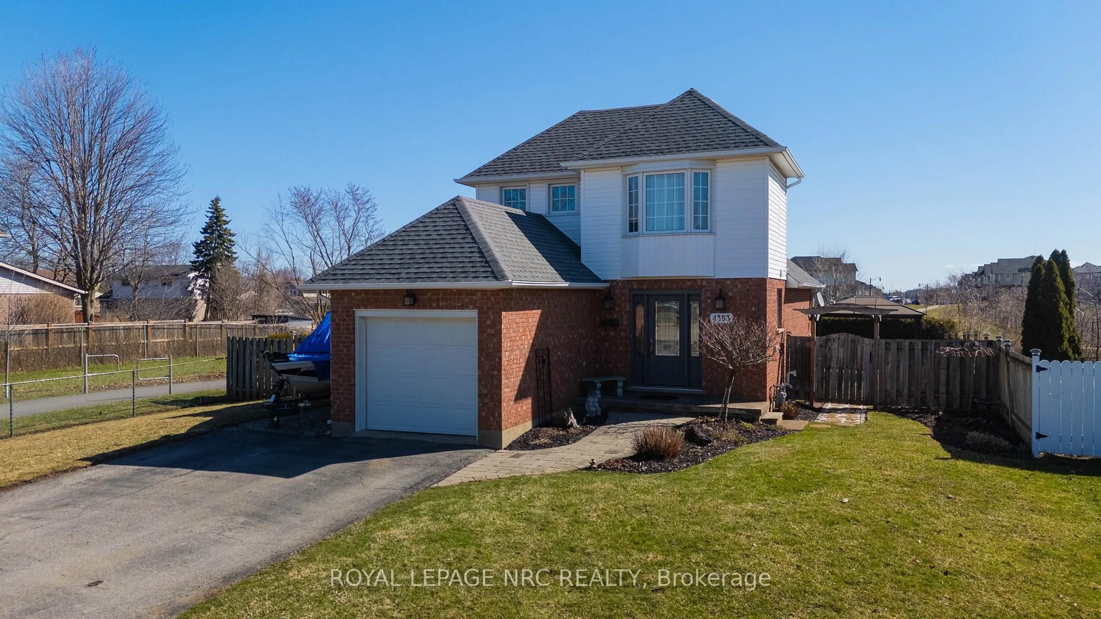 Home with brick exterior material, street for 4393 Tamarac Ave, Lincoln Ontario L0R 1B8