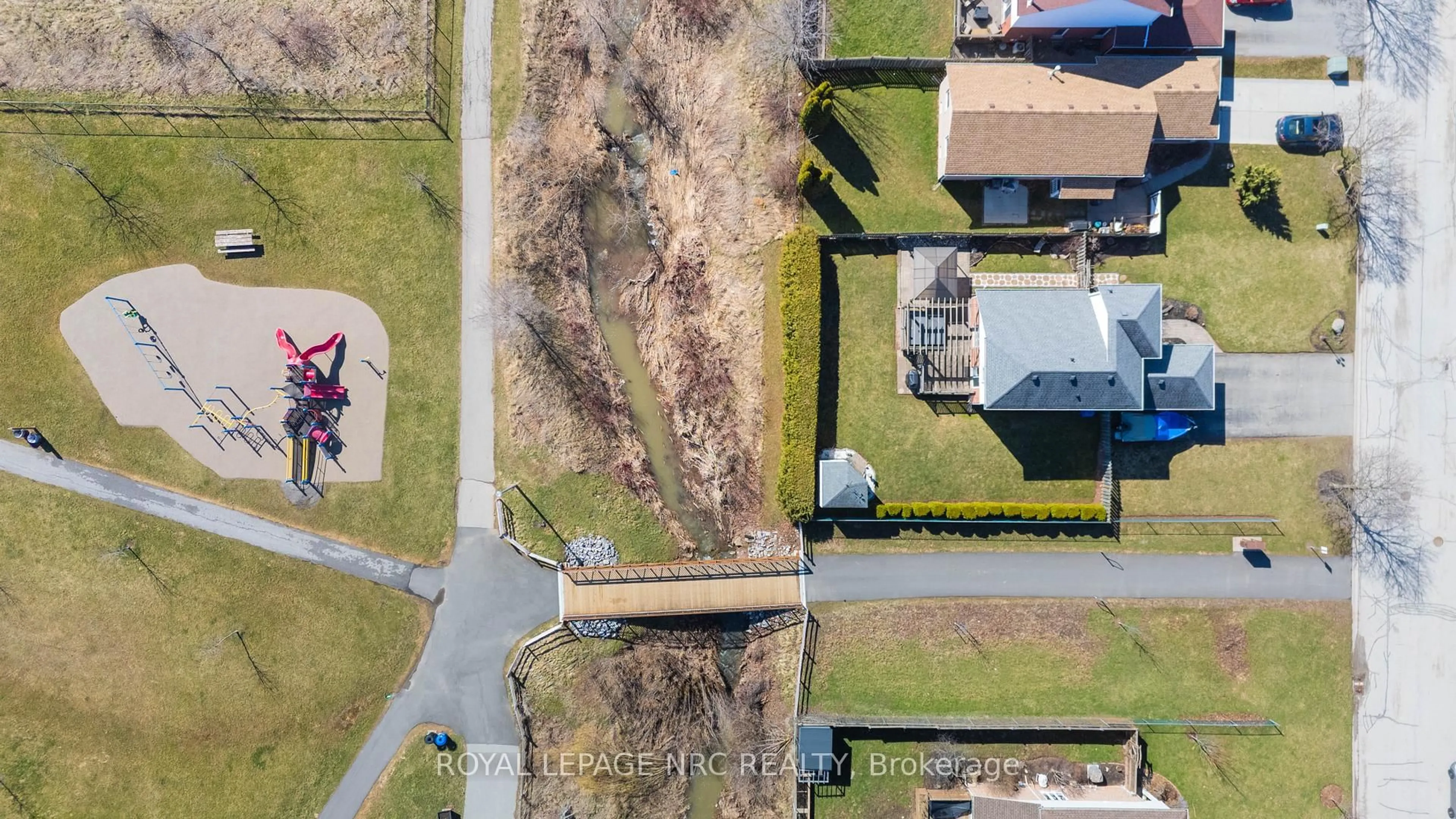 A pic from outside/outdoor area/front of a property/back of a property/a pic from drone, street for 4393 Tamarac Ave, Lincoln Ontario L0R 1B8
