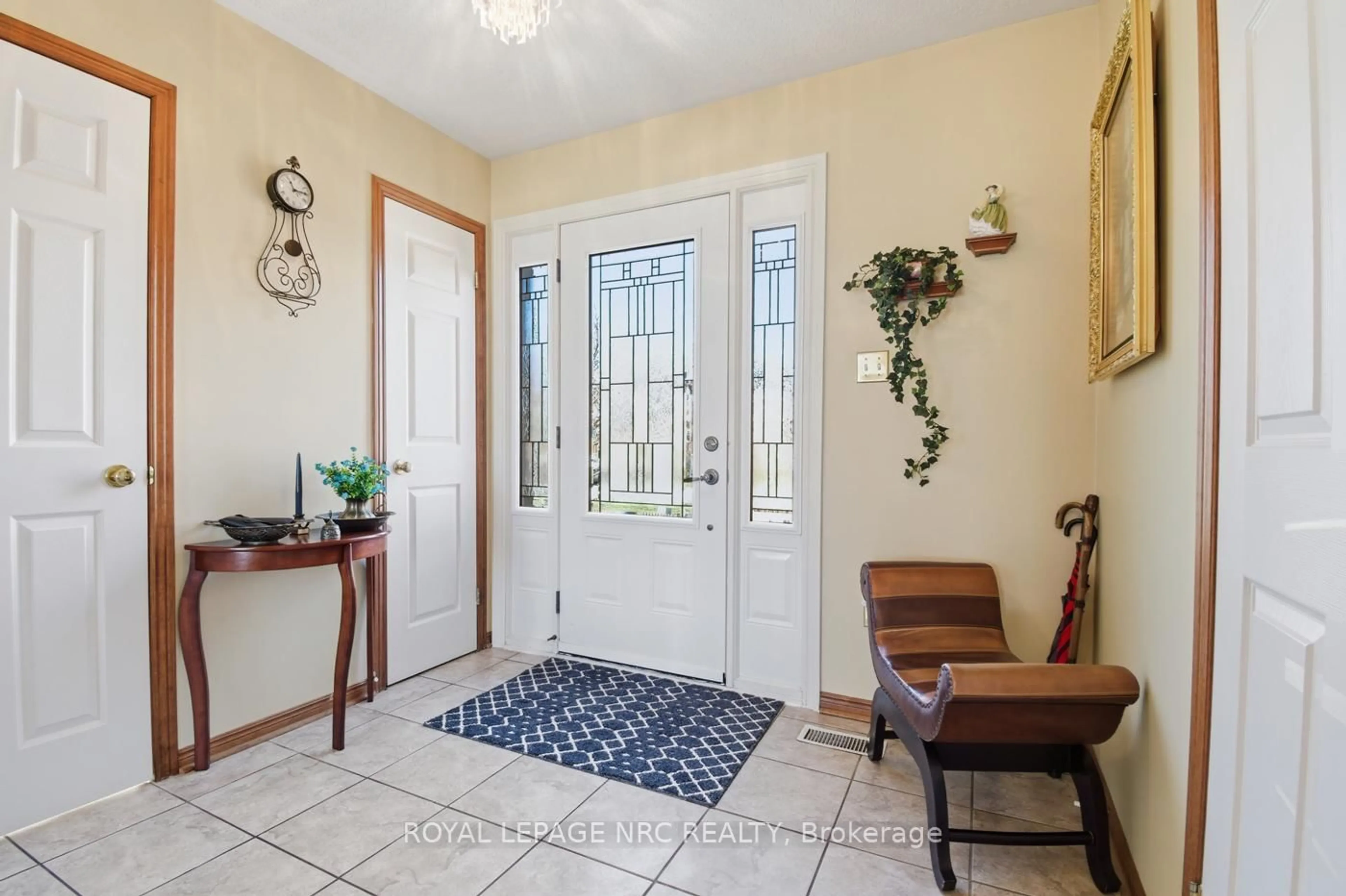 Indoor entryway for 4393 Tamarac Ave, Lincoln Ontario L0R 1B8