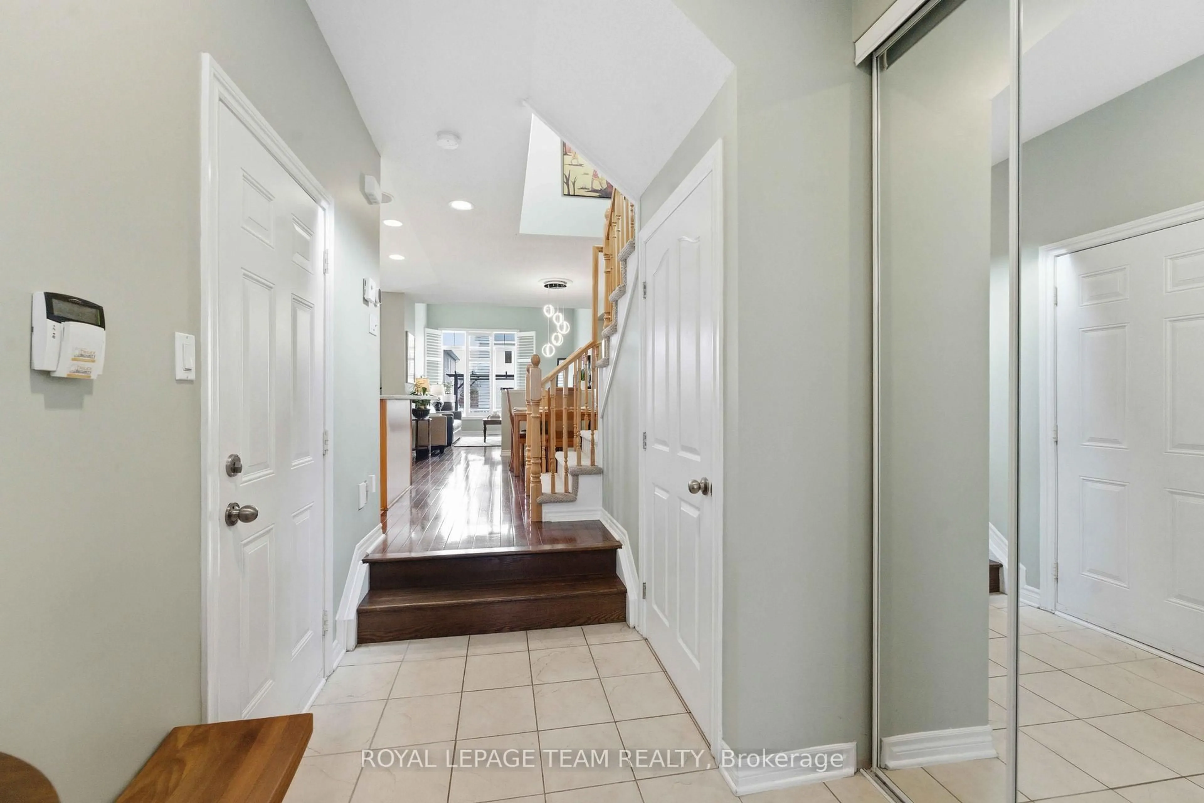 Indoor entryway for 308 Grey Seal Circ, Ottawa Ontario K1V 2H3