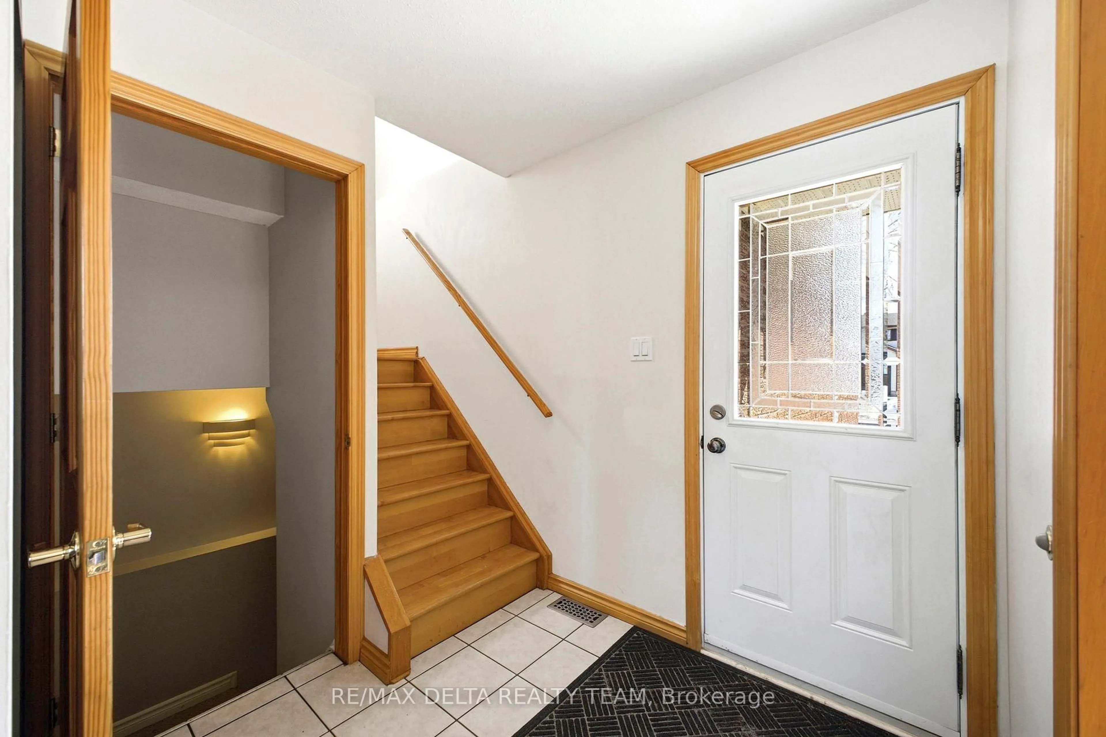 Indoor entryway for 609 Wilkie Dr, Orleans Ontario K4A 1P9