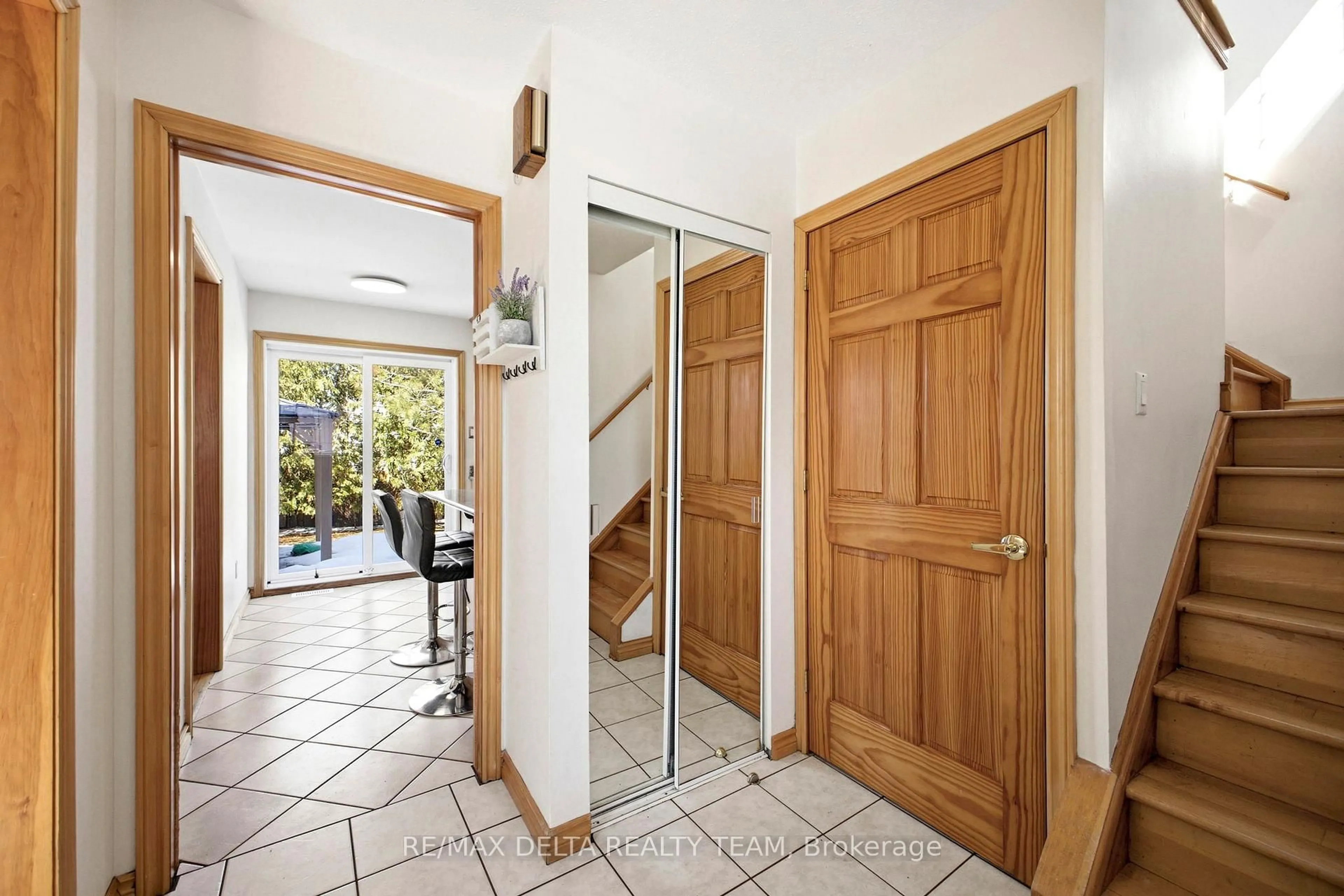 Indoor entryway for 609 Wilkie Dr, Orleans Ontario K4A 1P9