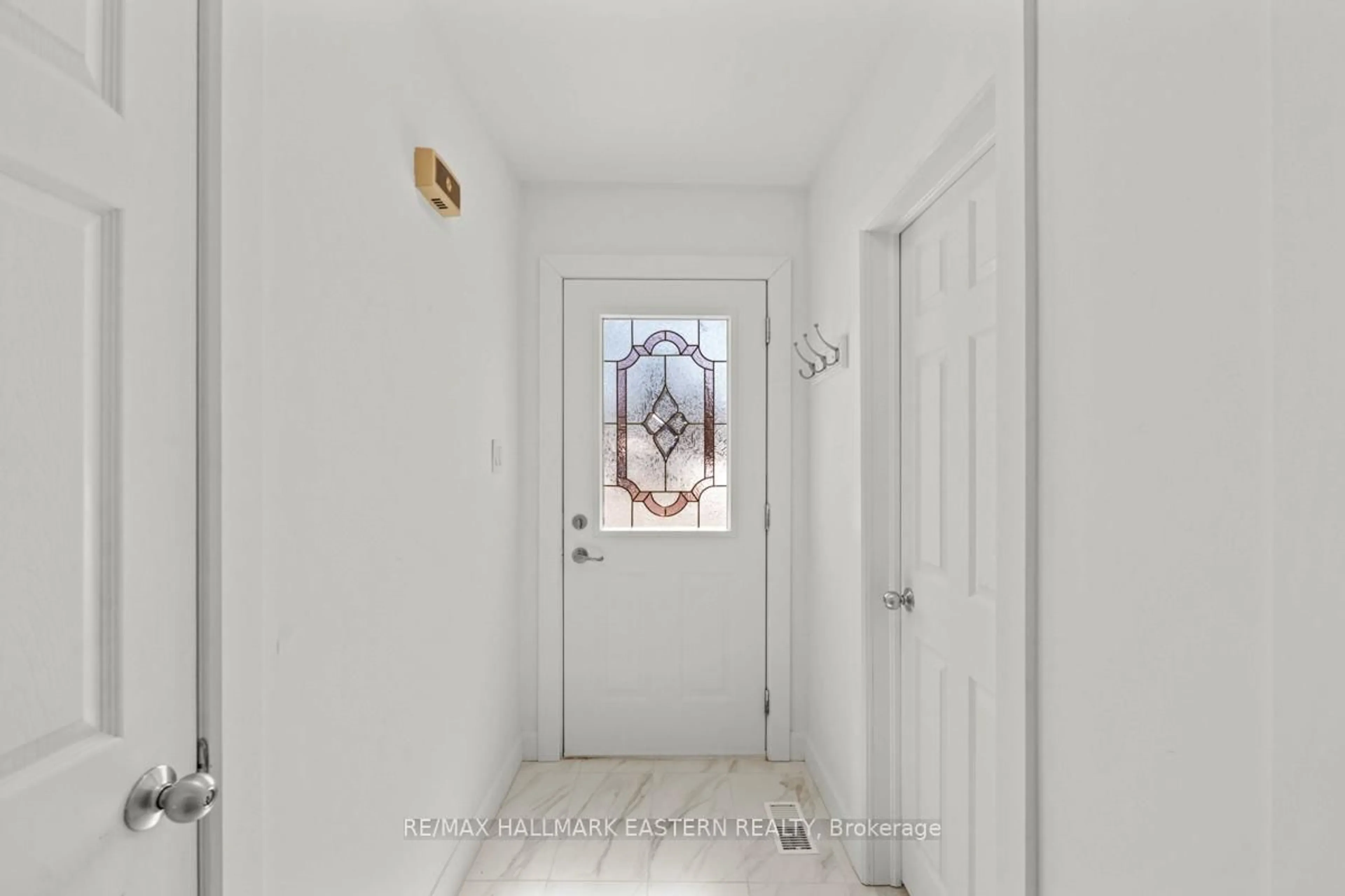 Indoor entryway for 5 Ferndale Ave, Peterborough Ontario K9J 1L9