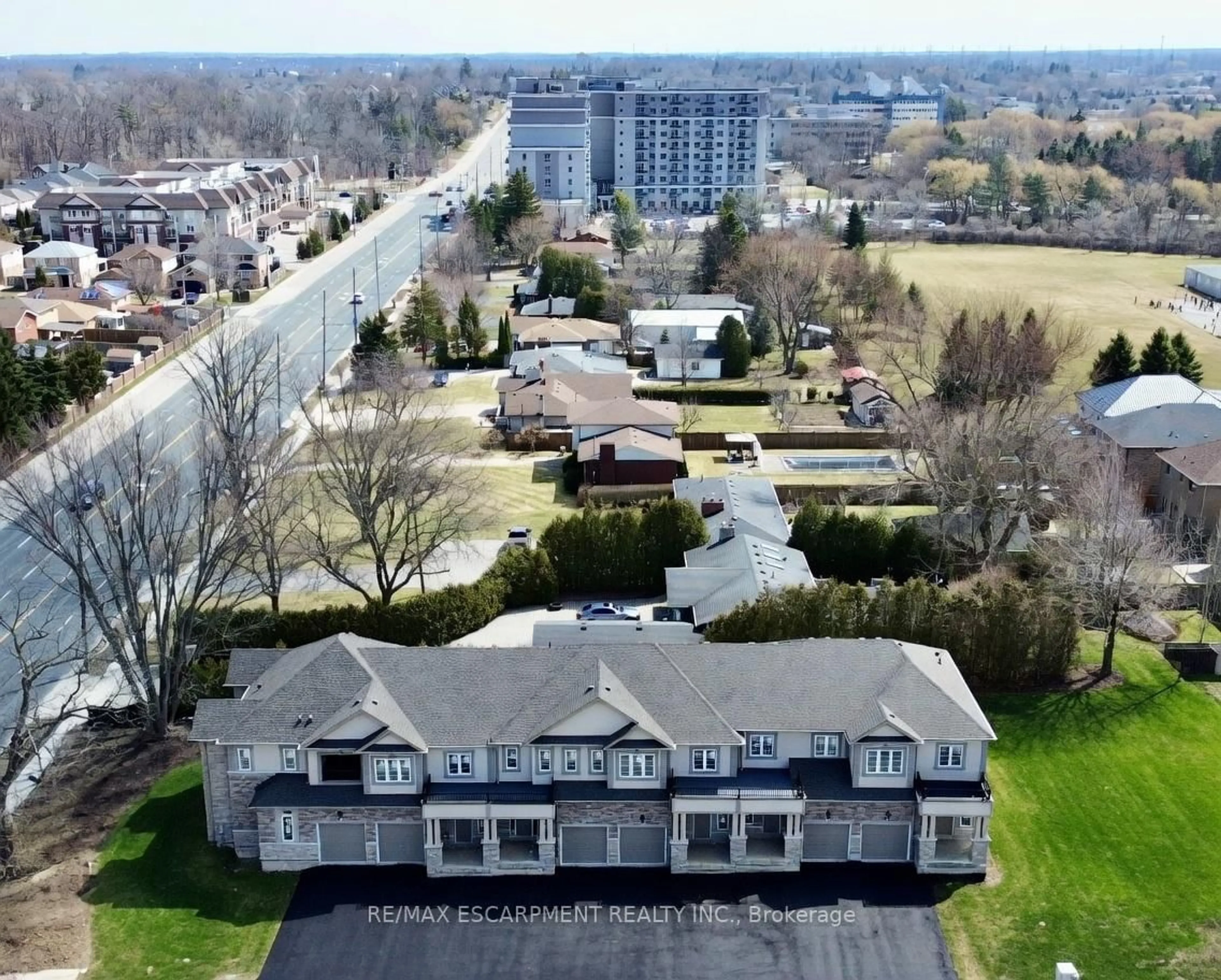 A pic from outside/outdoor area/front of a property/back of a property/a pic from drone, unknown for 15 DAVINCI Blvd, Hamilton Ontario L9B 1B7