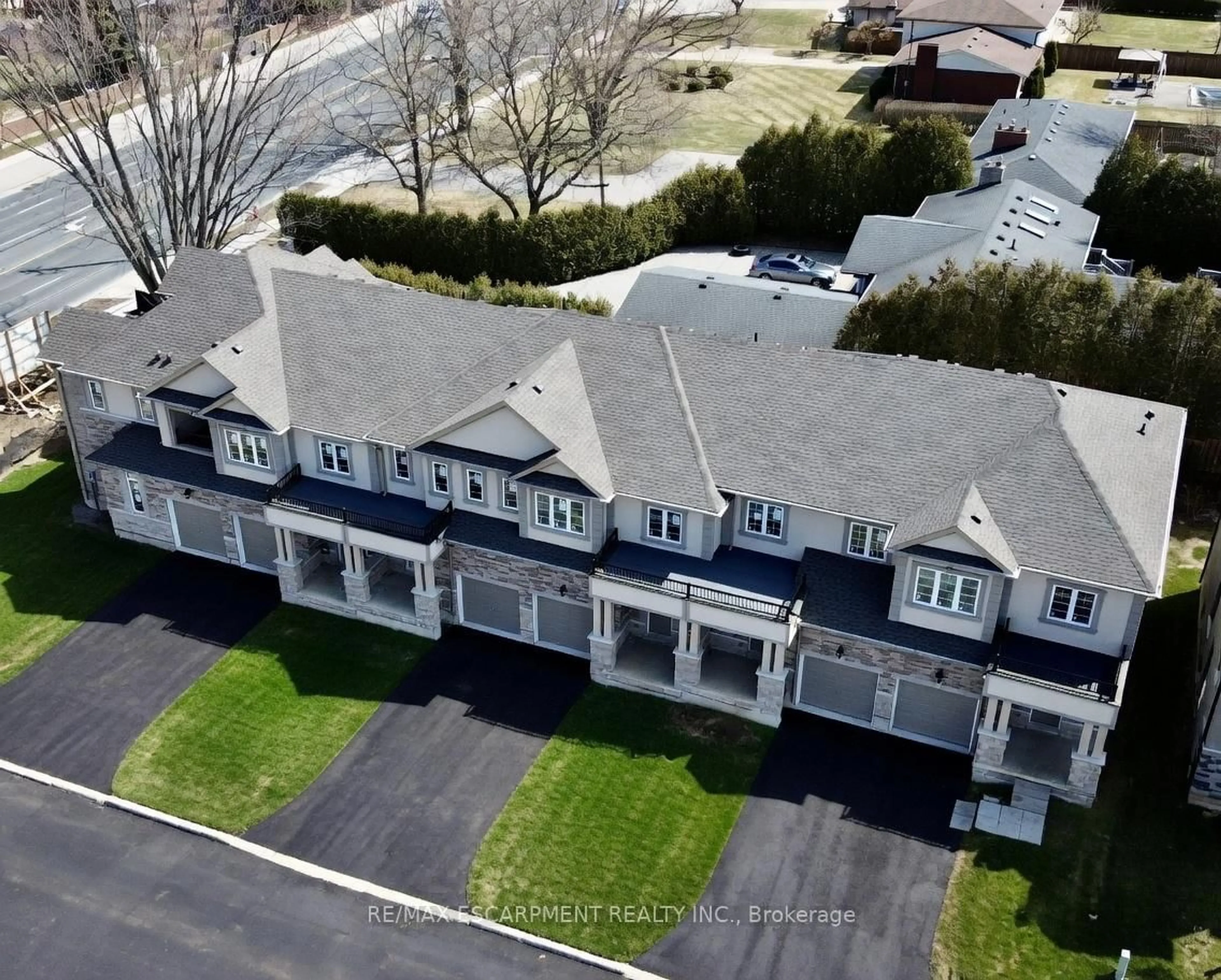 A pic from outside/outdoor area/front of a property/back of a property/a pic from drone, unknown for 15 DAVINCI Blvd, Hamilton Ontario L9B 1B7