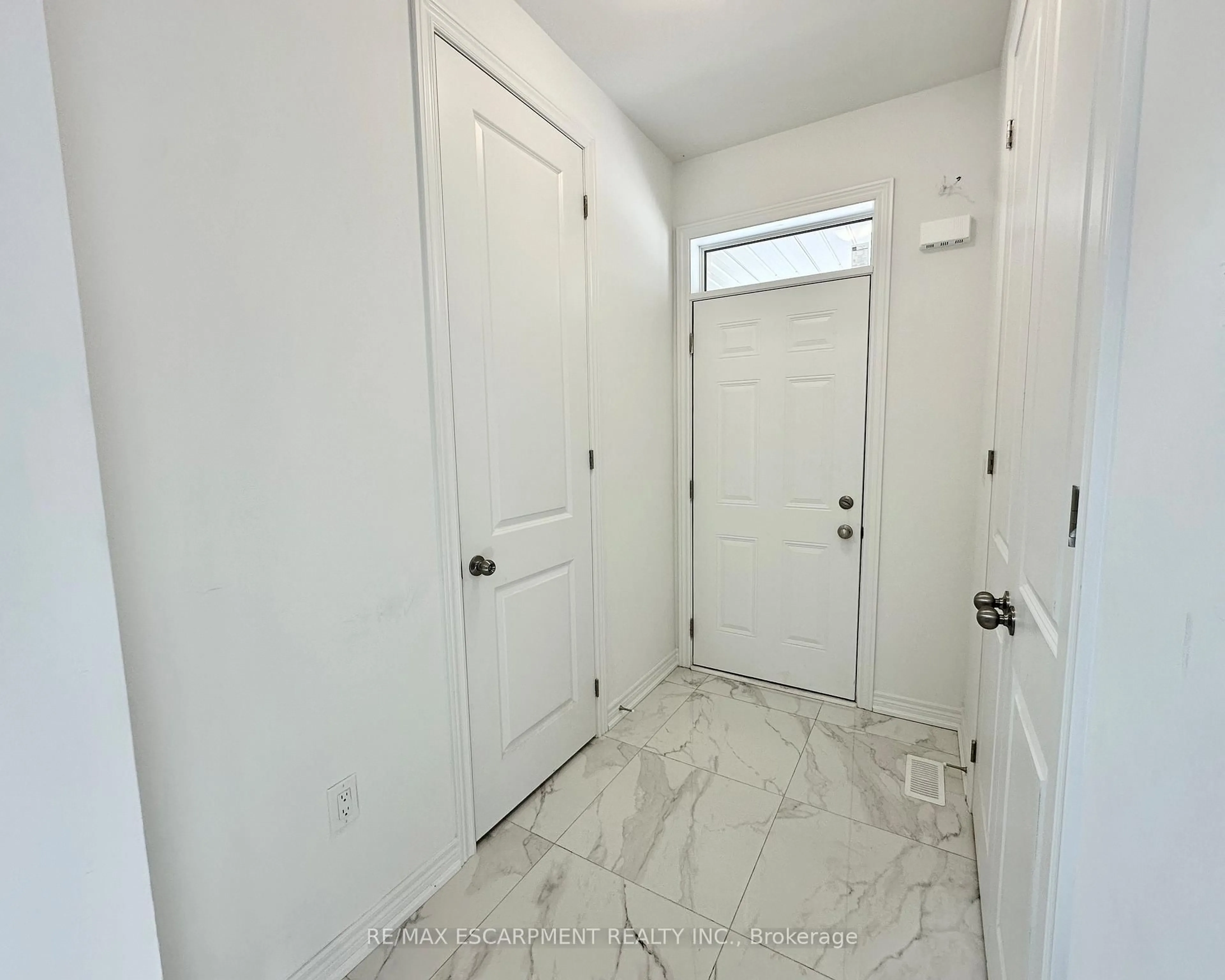 Indoor entryway for 15 DAVINCI Blvd, Hamilton Ontario L9B 1B7