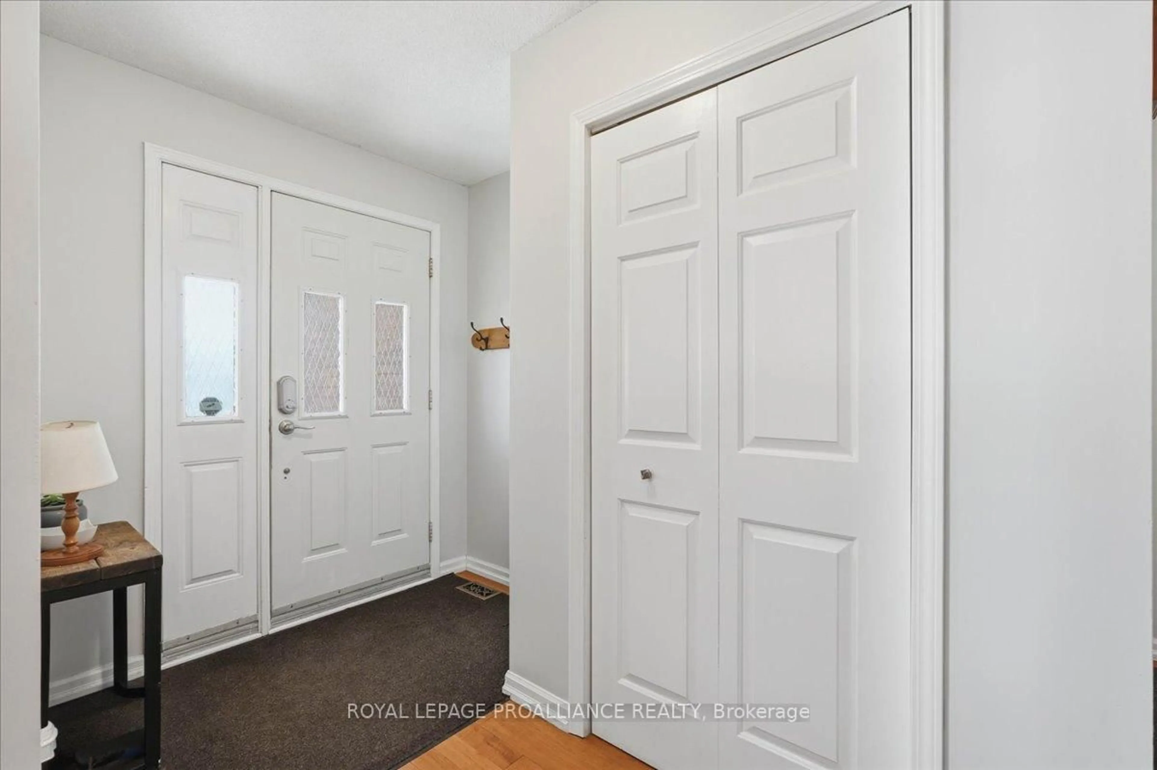 Indoor entryway for 276 College St, Belleville Ontario K8P 4X6