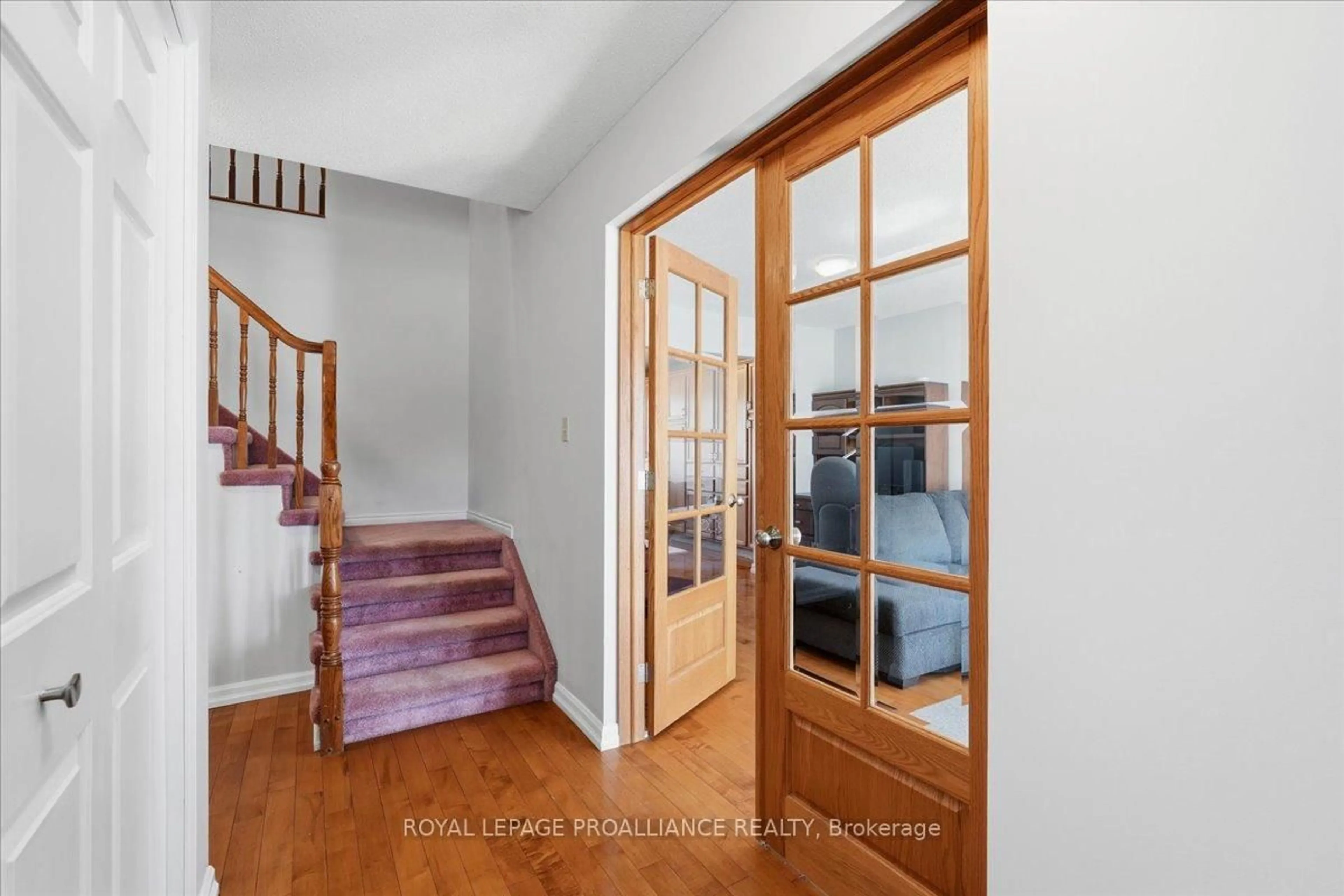 Indoor foyer for 276 College St, Belleville Ontario K8P 4X6