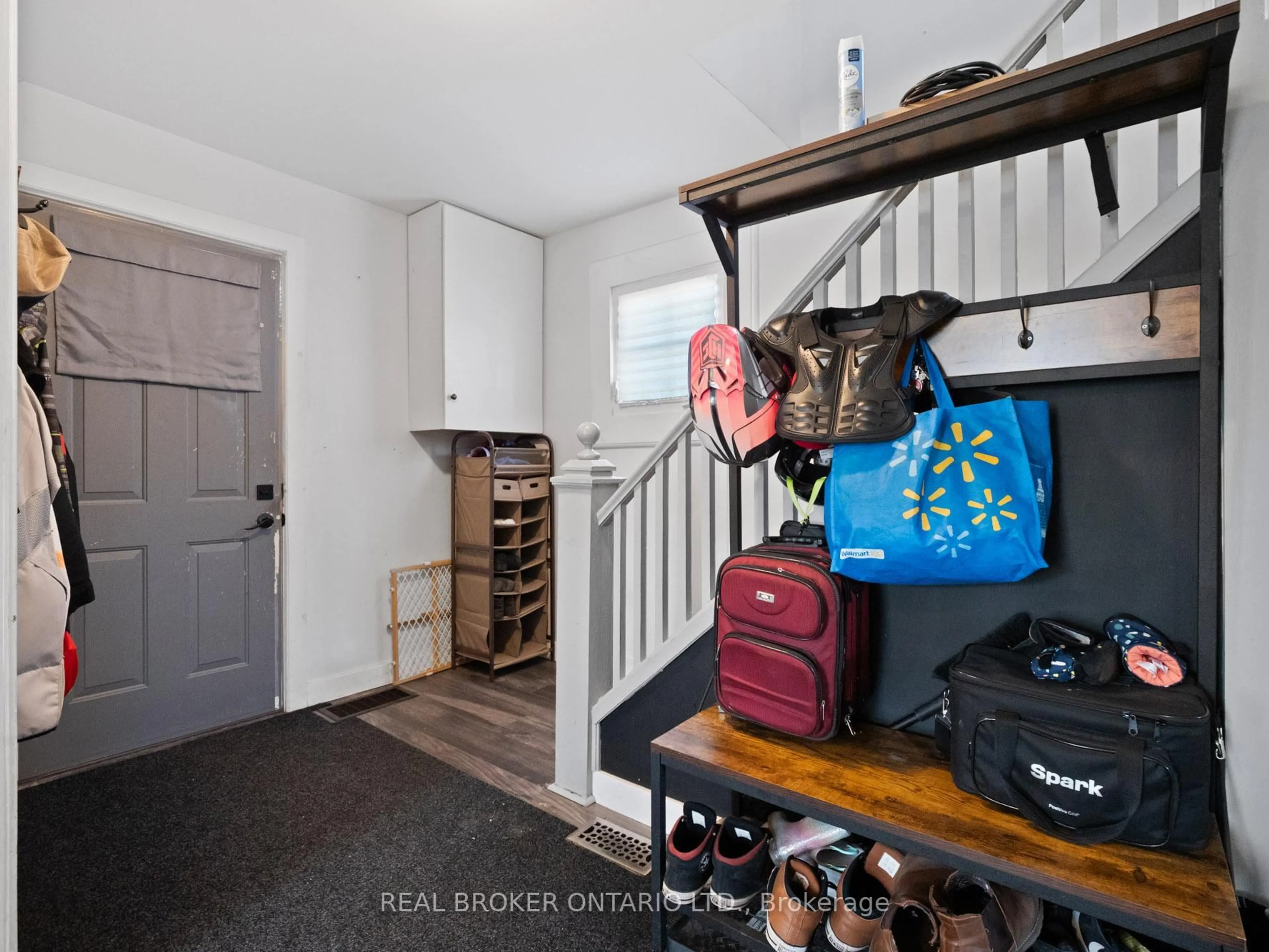 Indoor entryway for 18 Patricia Ave, Welland Ontario L3C 1E8