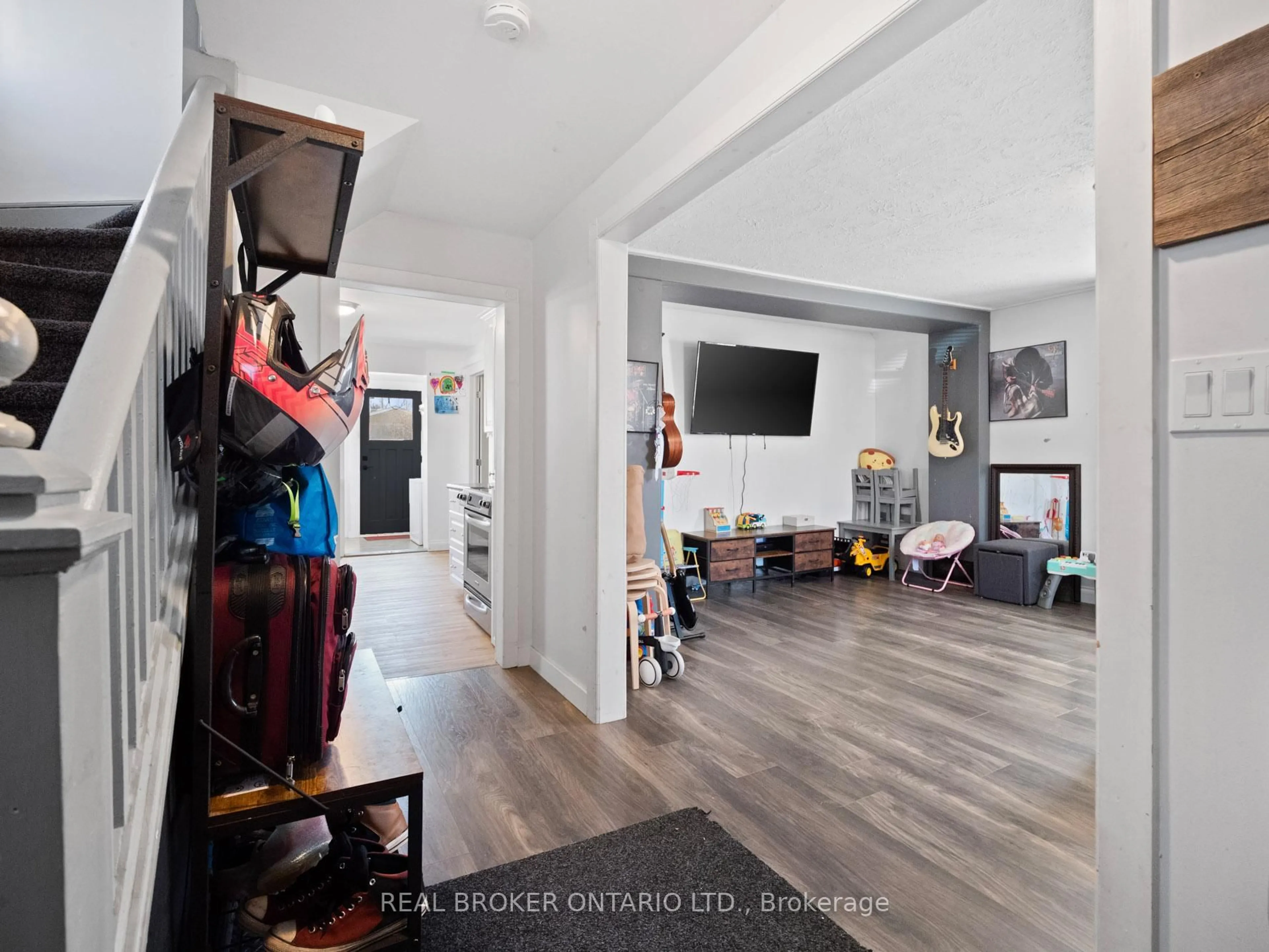 Unknown for 18 Patricia Ave, Welland Ontario L3C 1E8