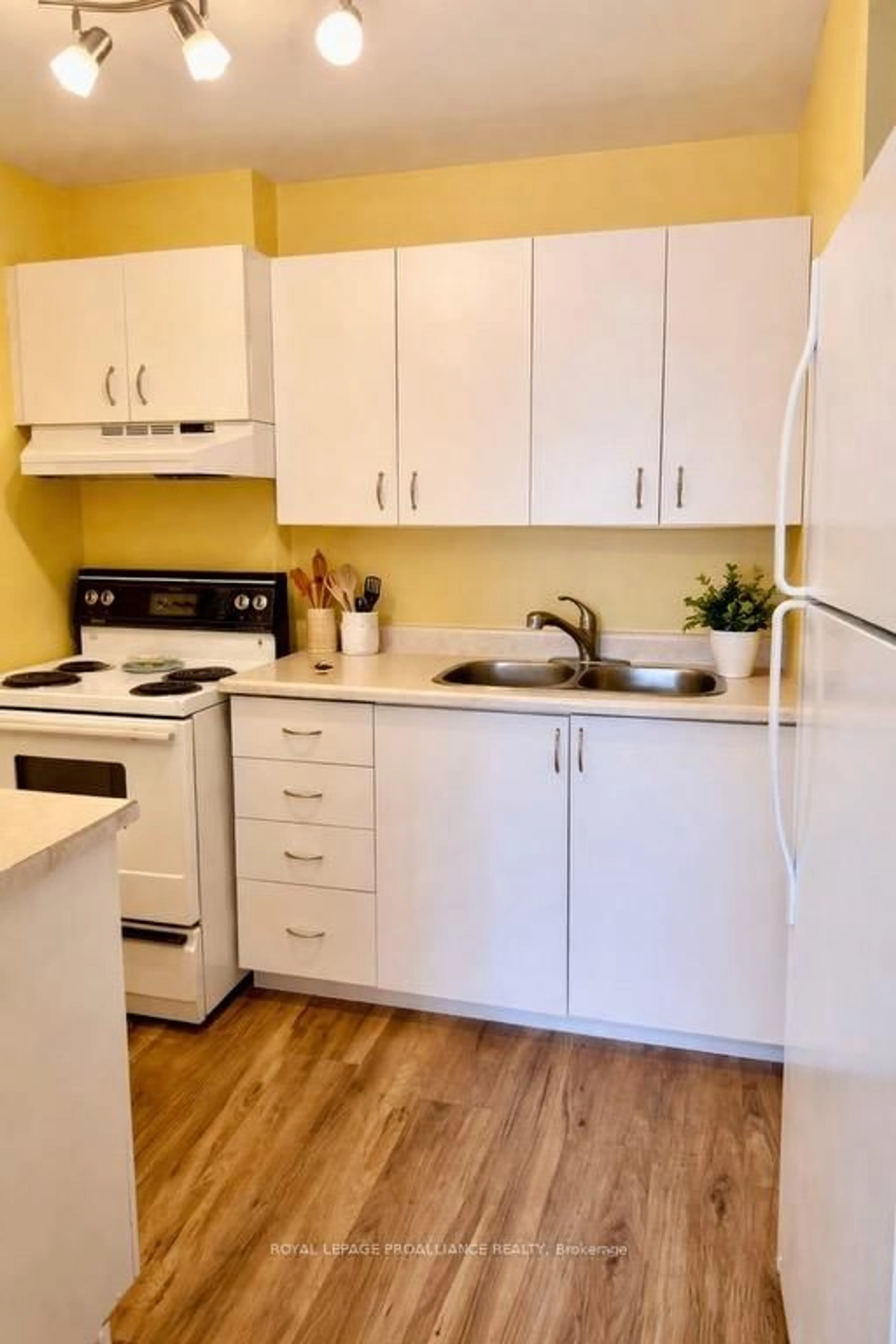 Standard kitchen, wood/laminate floor for 175 Haig Rd #118, Belleville Ontario K8N 5R7