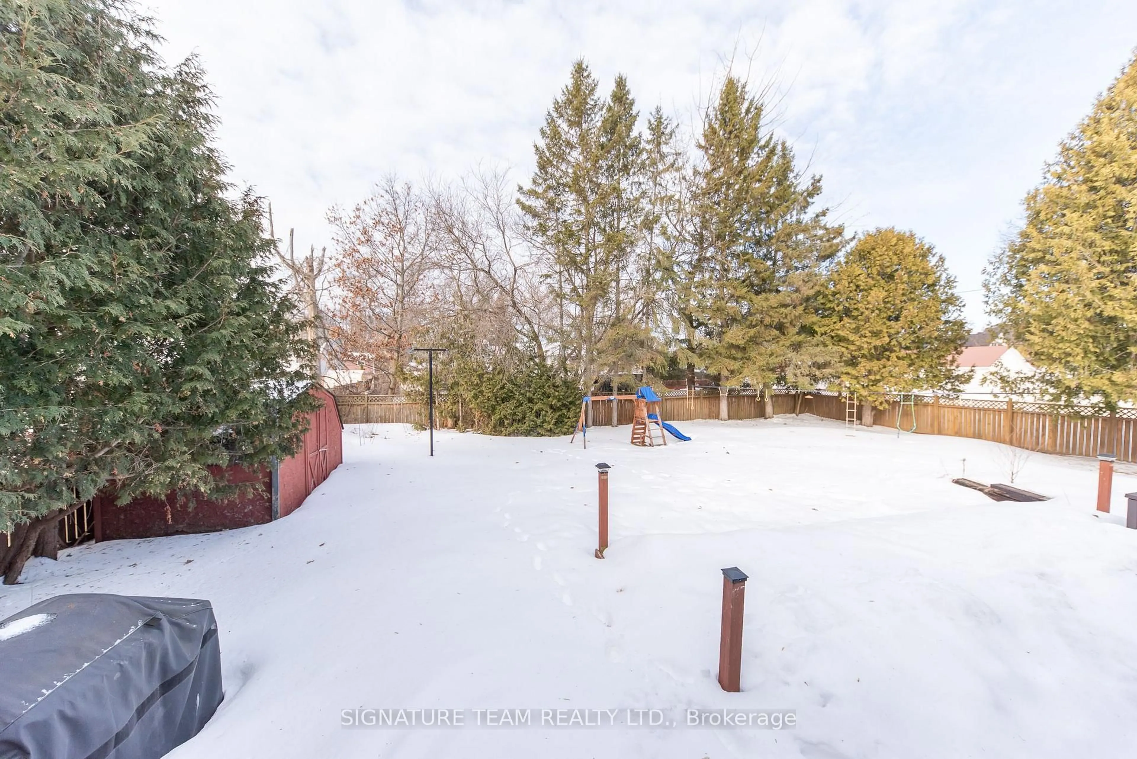 A pic from outside/outdoor area/front of a property/back of a property/a pic from drone, unknown for 7 Mary St, Petawawa Ontario K8H 1R6