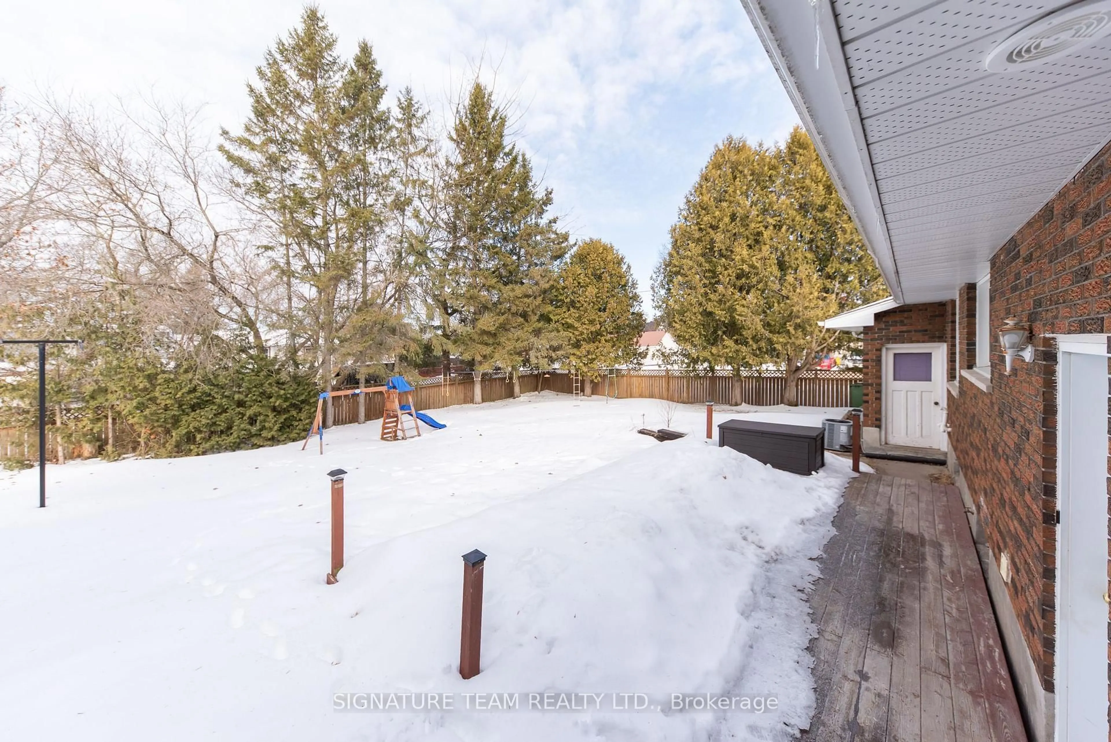 A pic from outside/outdoor area/front of a property/back of a property/a pic from drone, unknown for 7 Mary St, Petawawa Ontario K8H 1R6