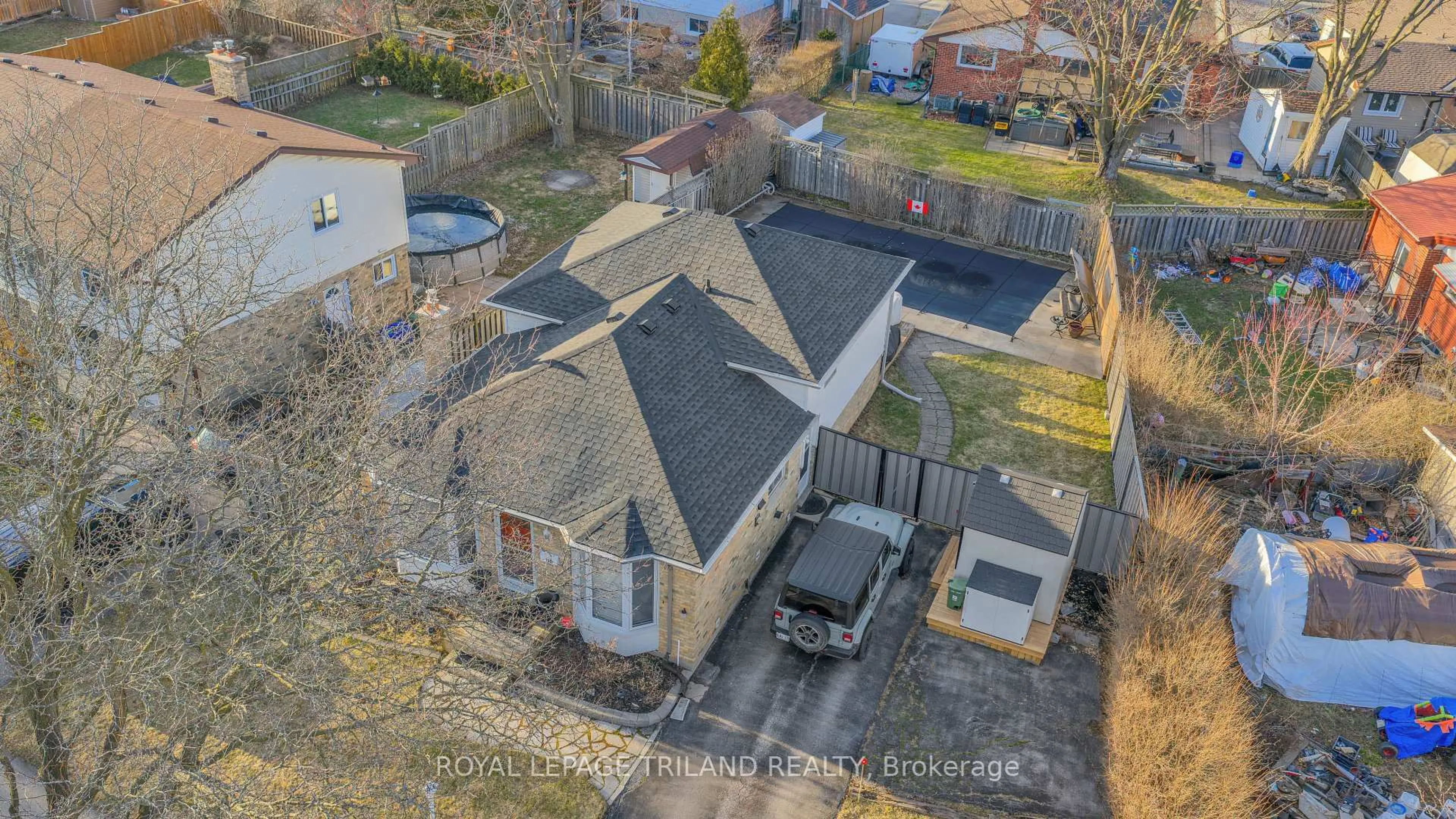 A pic from outside/outdoor area/front of a property/back of a property/a pic from drone, street for 150 Banbury Rd, London South Ontario N5Z 4G4