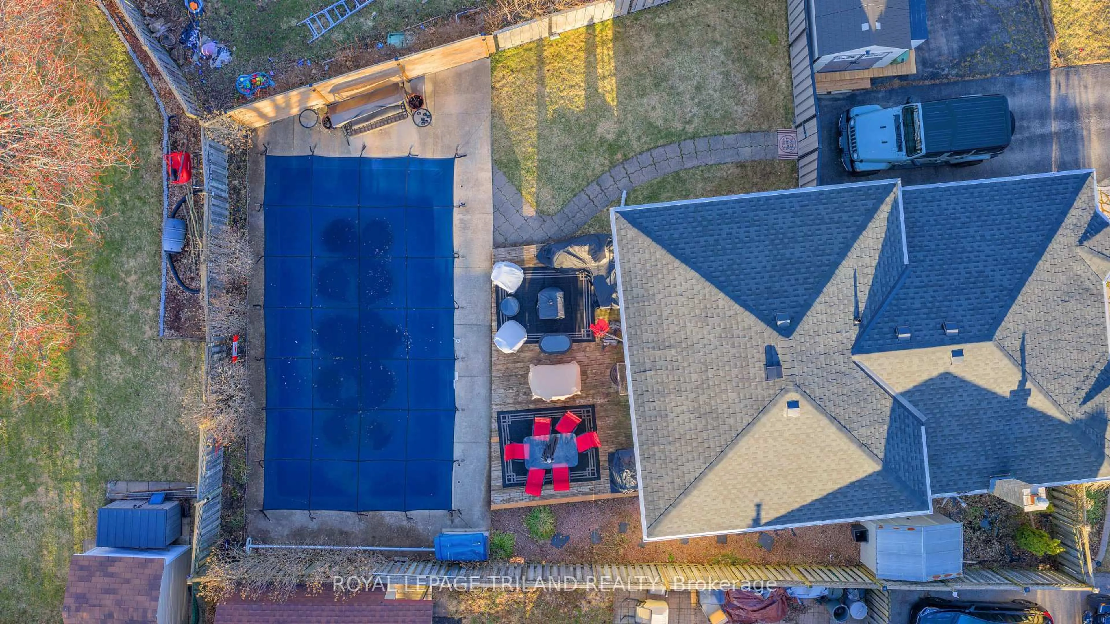A pic from outside/outdoor area/front of a property/back of a property/a pic from drone, street for 150 Banbury Rd, London South Ontario N5Z 4G4