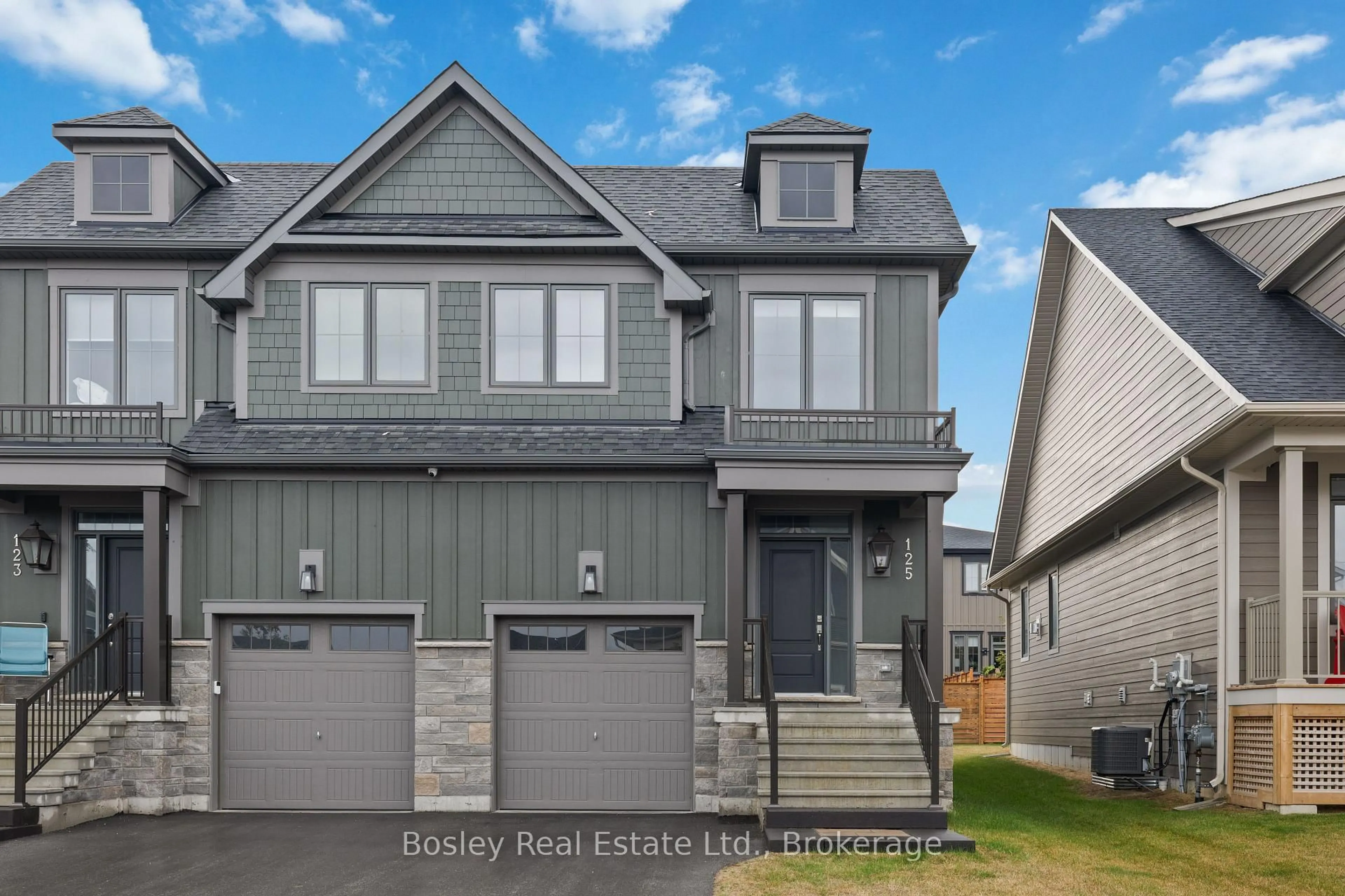 Home with vinyl exterior material, street for 125 COURTLAND St, Blue Mountains Ontario L9Y 0R4