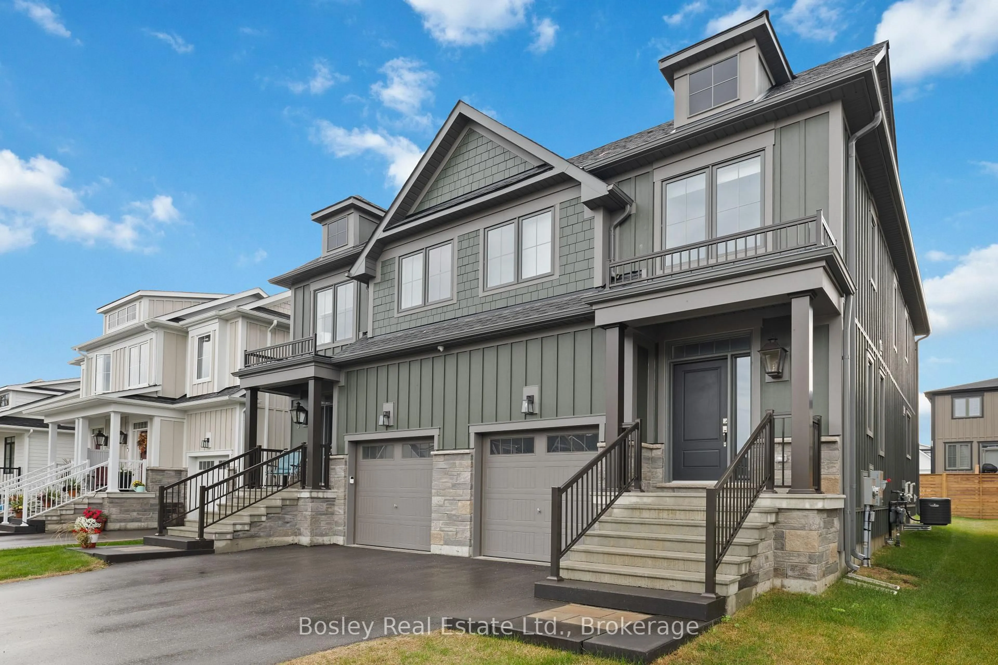 Home with vinyl exterior material, street for 125 COURTLAND St, Blue Mountains Ontario L9Y 0R4