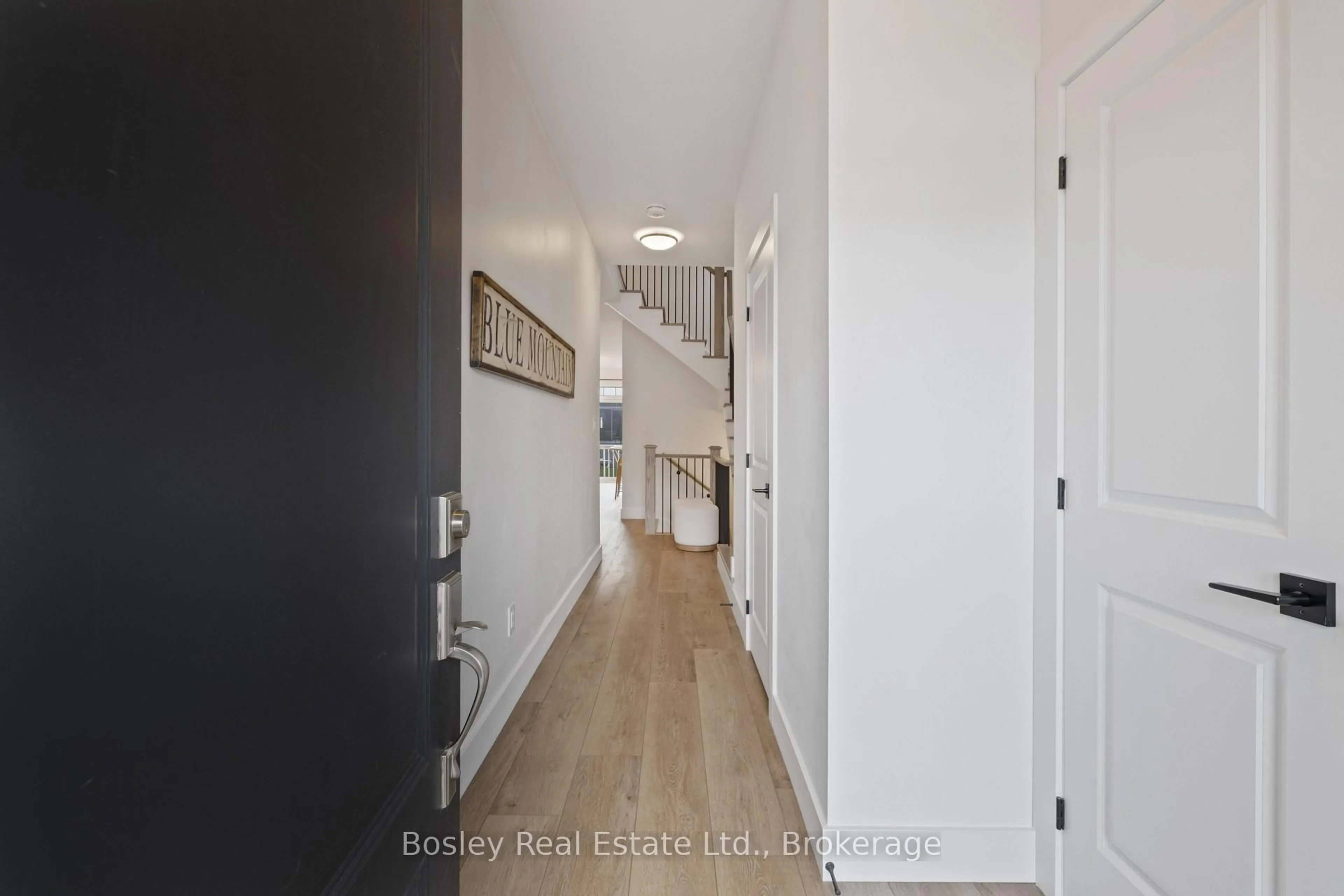 Indoor entryway for 125 COURTLAND St, Blue Mountains Ontario L9Y 0R4