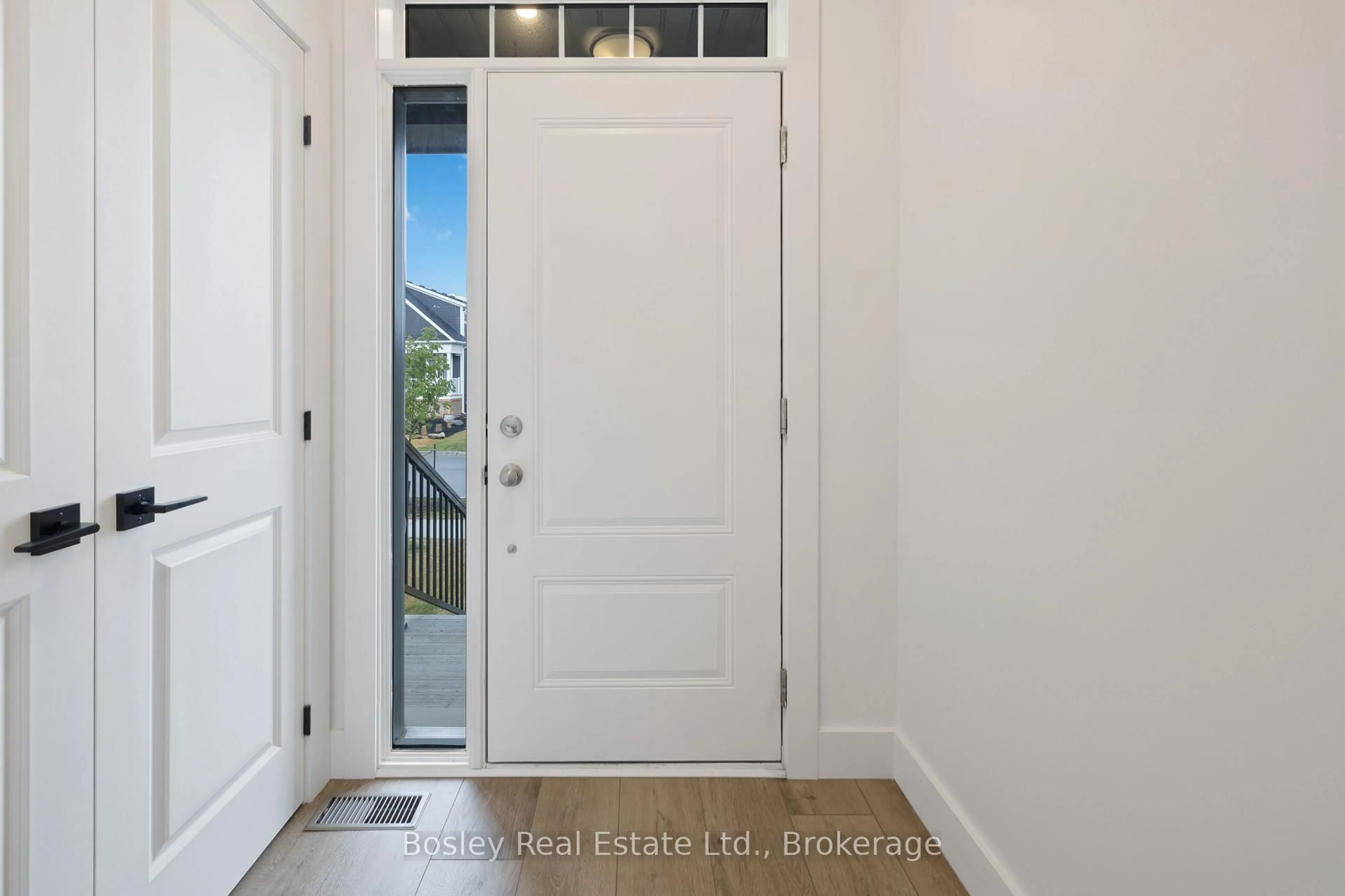 Indoor entryway for 125 COURTLAND St, Blue Mountains Ontario L9Y 0R4