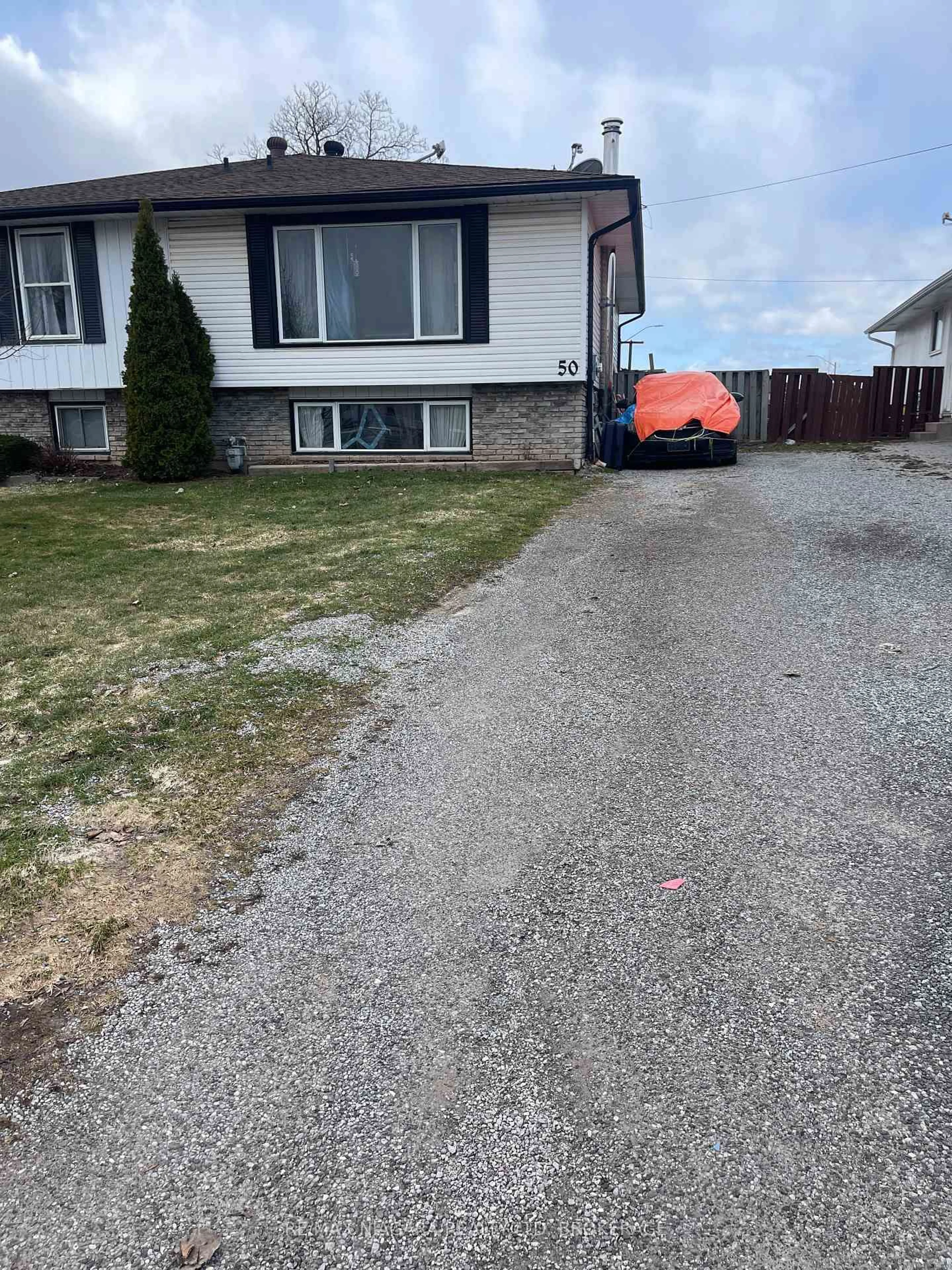 A pic from outside/outdoor area/front of a property/back of a property/a pic from drone, street for 50 Manley Cres, Thorold Ontario L2V 4K3