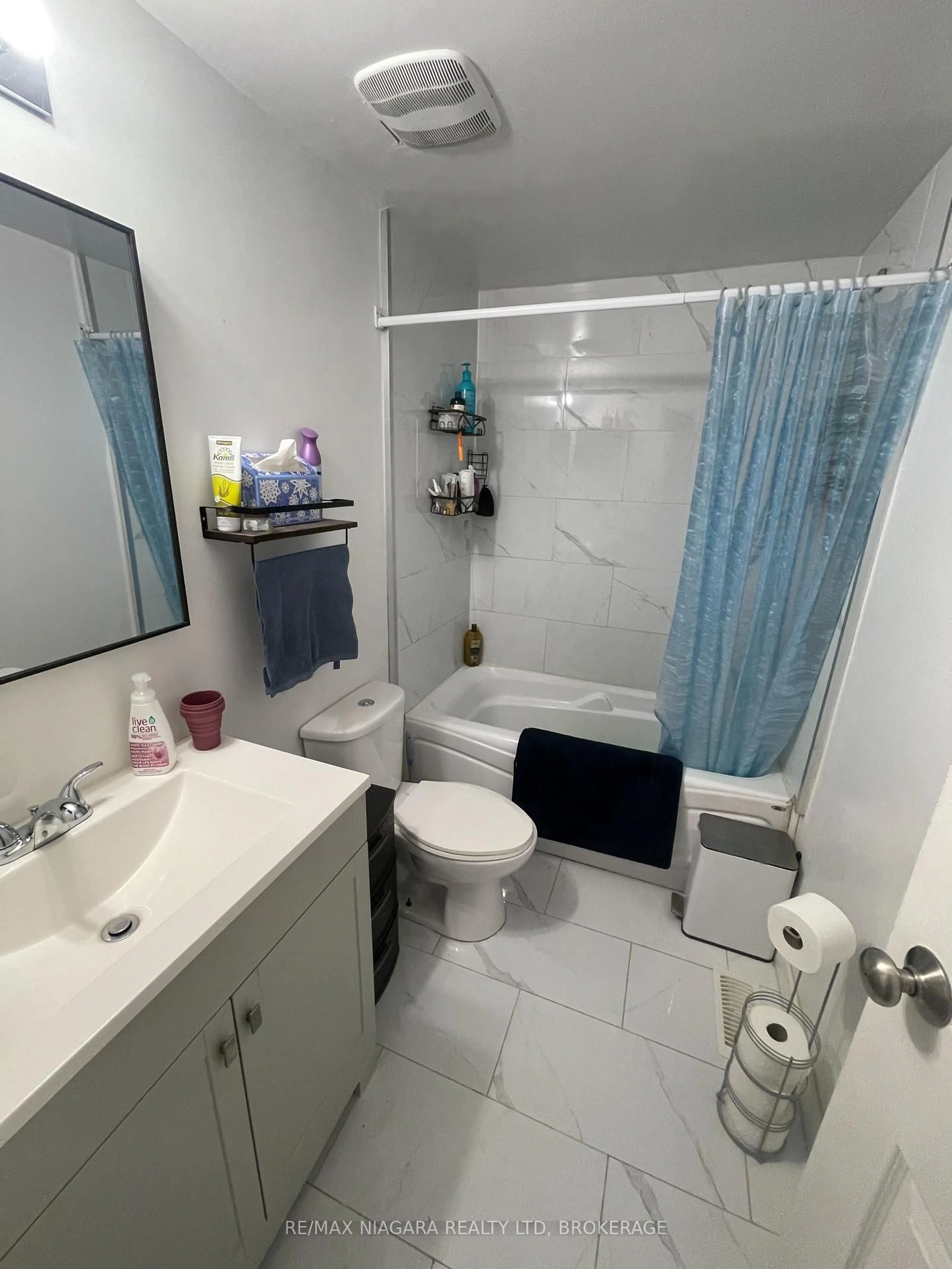 Standard bathroom, unknown for 50 Manley Cres, Thorold Ontario L2V 4K3