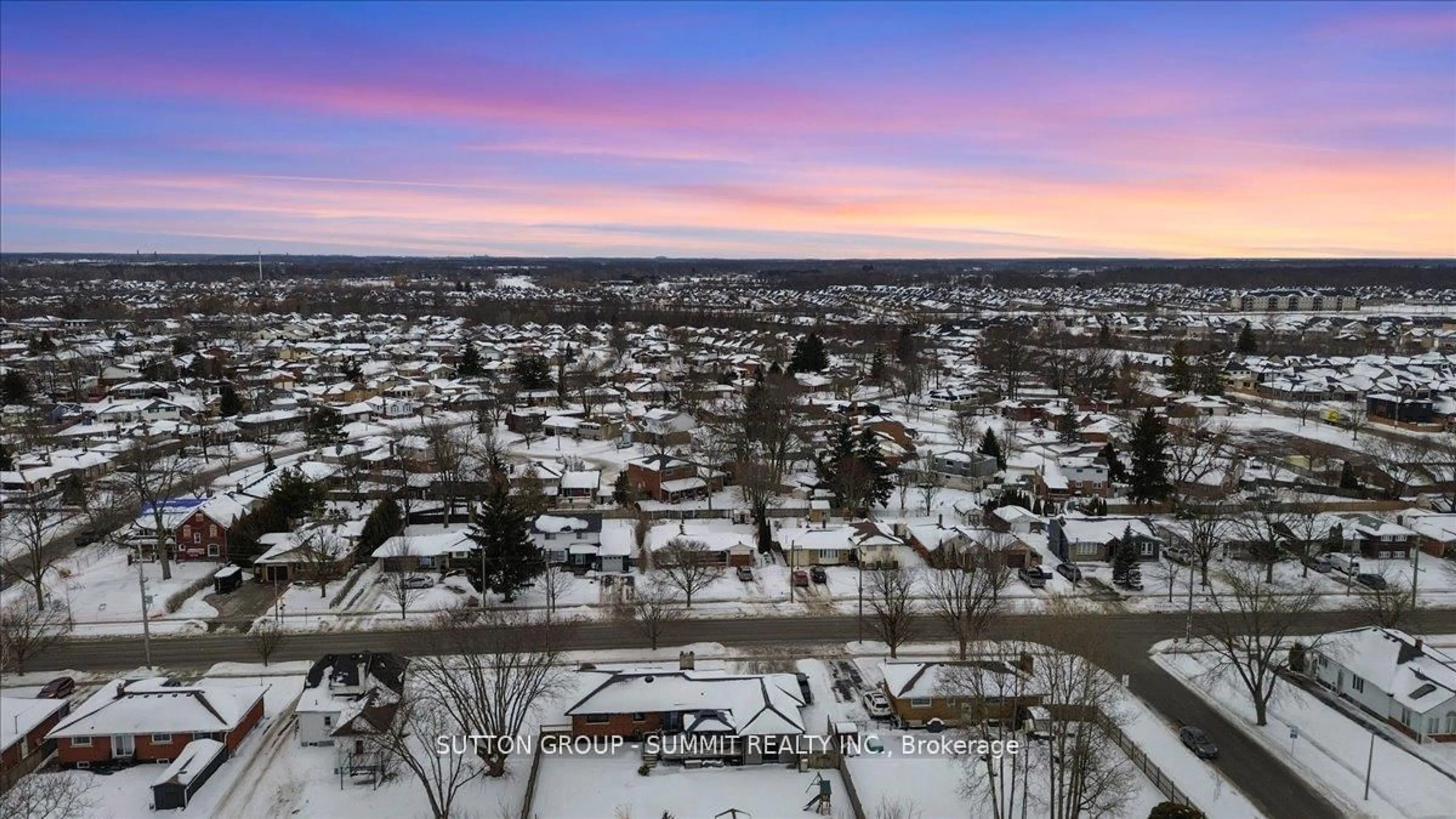 A pic from outside/outdoor area/front of a property/back of a property/a pic from drone, mountain view for 22 Oak St, Welland Ontario L3C 2Z9