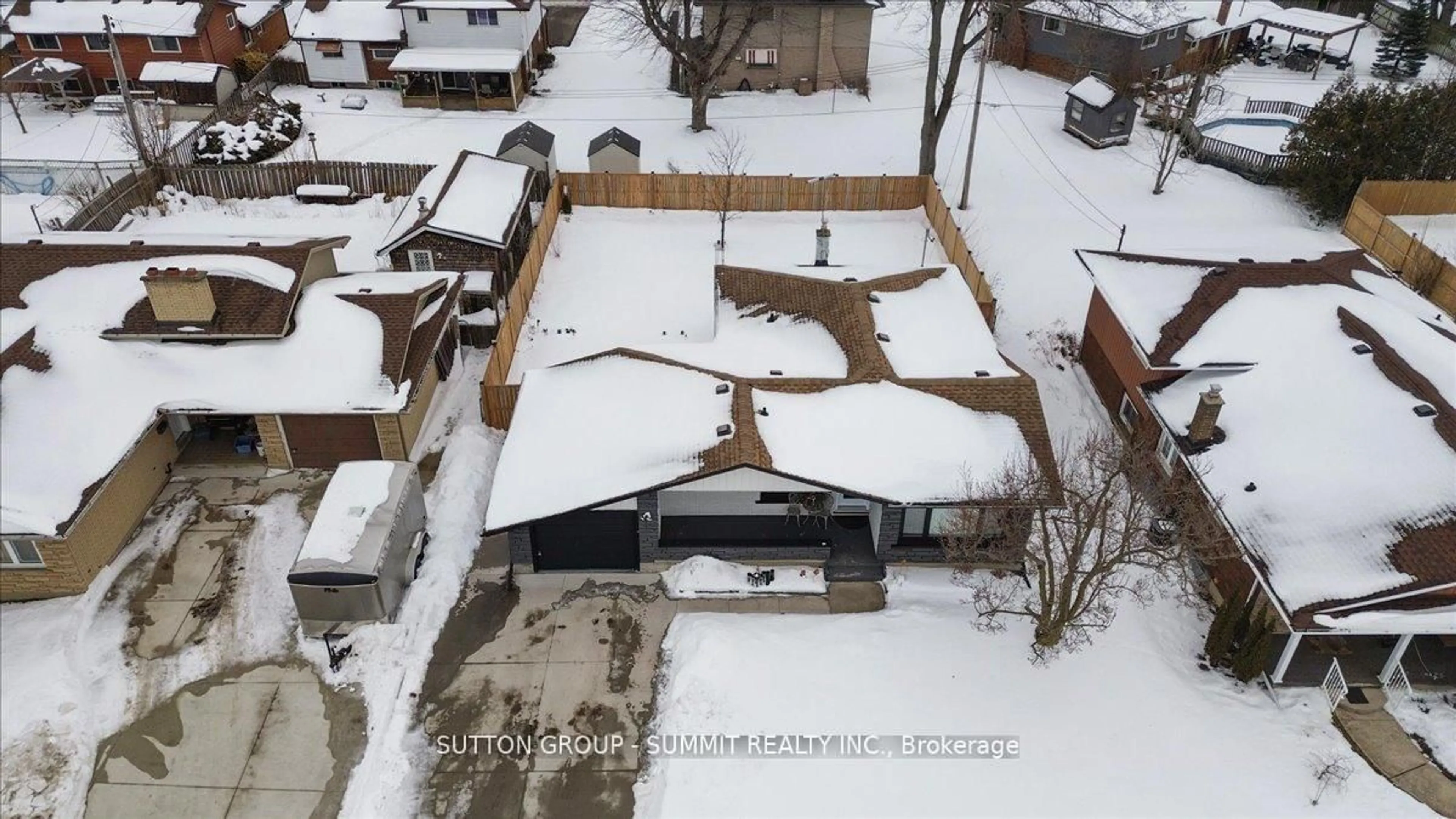 A pic from outside/outdoor area/front of a property/back of a property/a pic from drone, street for 22 Oak St, Welland Ontario L3C 2Z9