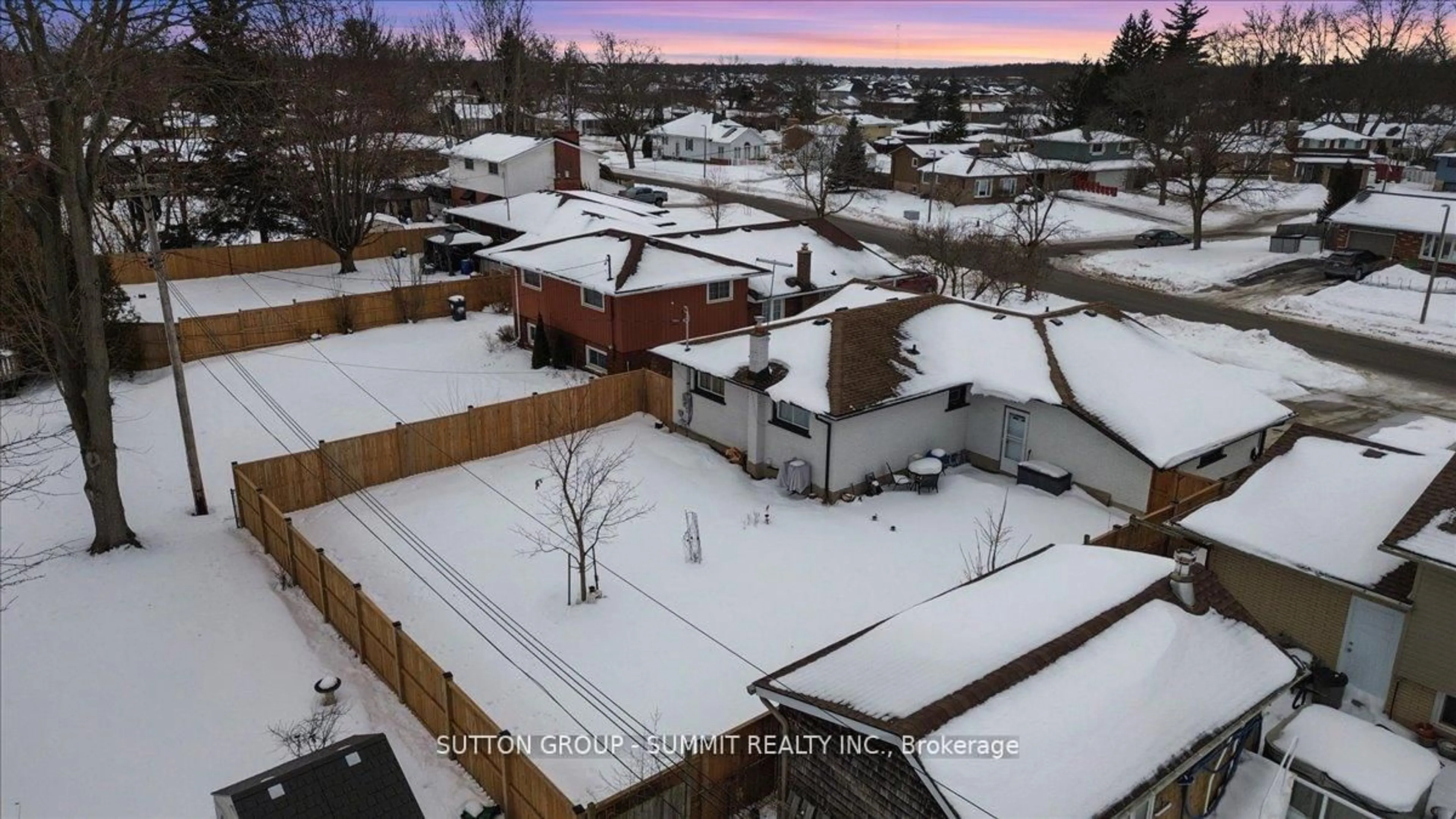 A pic from outside/outdoor area/front of a property/back of a property/a pic from drone, street for 22 Oak St, Welland Ontario L3C 2Z9