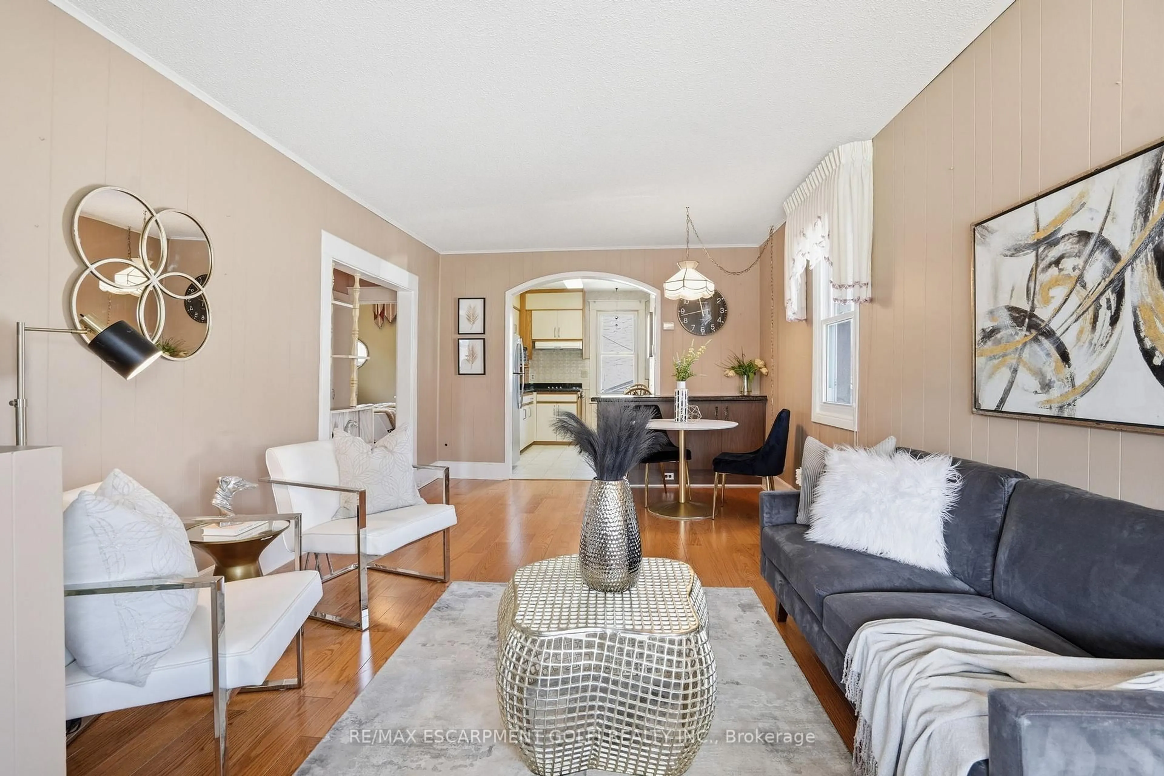 Living room with furniture, wood/laminate floor for 4867 SIXTH Ave, Niagara Falls Ontario L2E 4T8