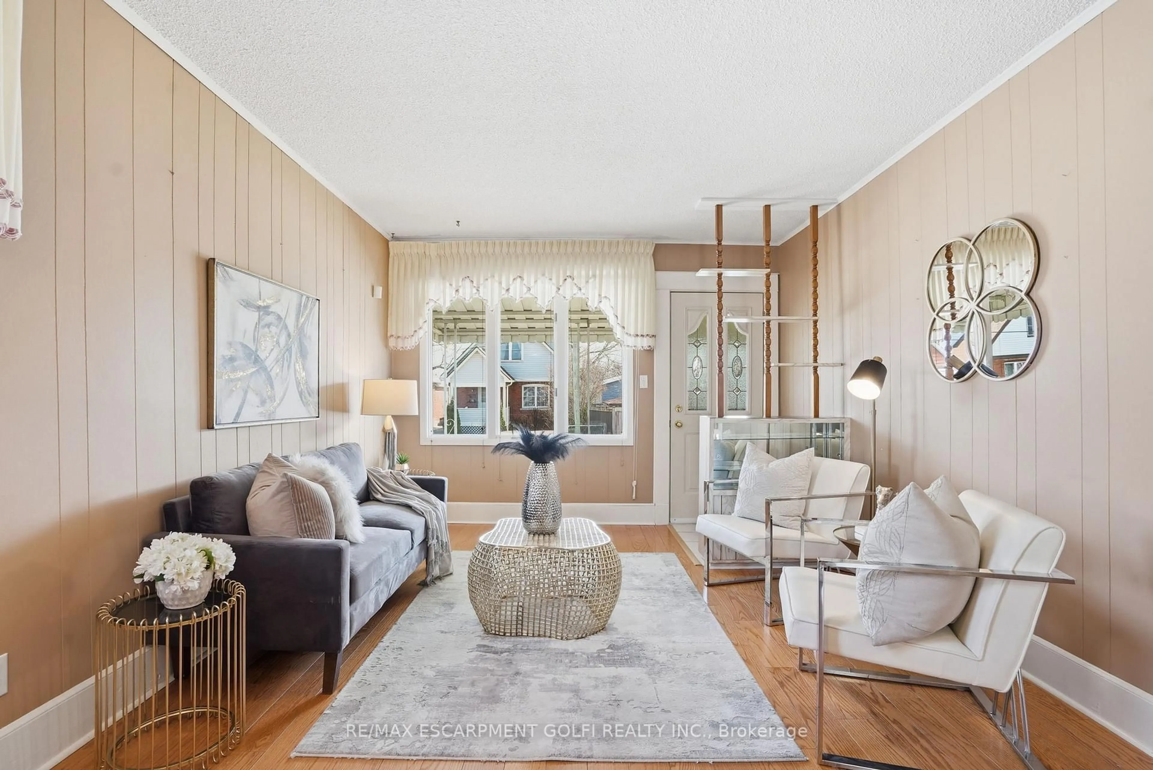 Living room with furniture, wood/laminate floor for 4867 SIXTH Ave, Niagara Falls Ontario L2E 4T8