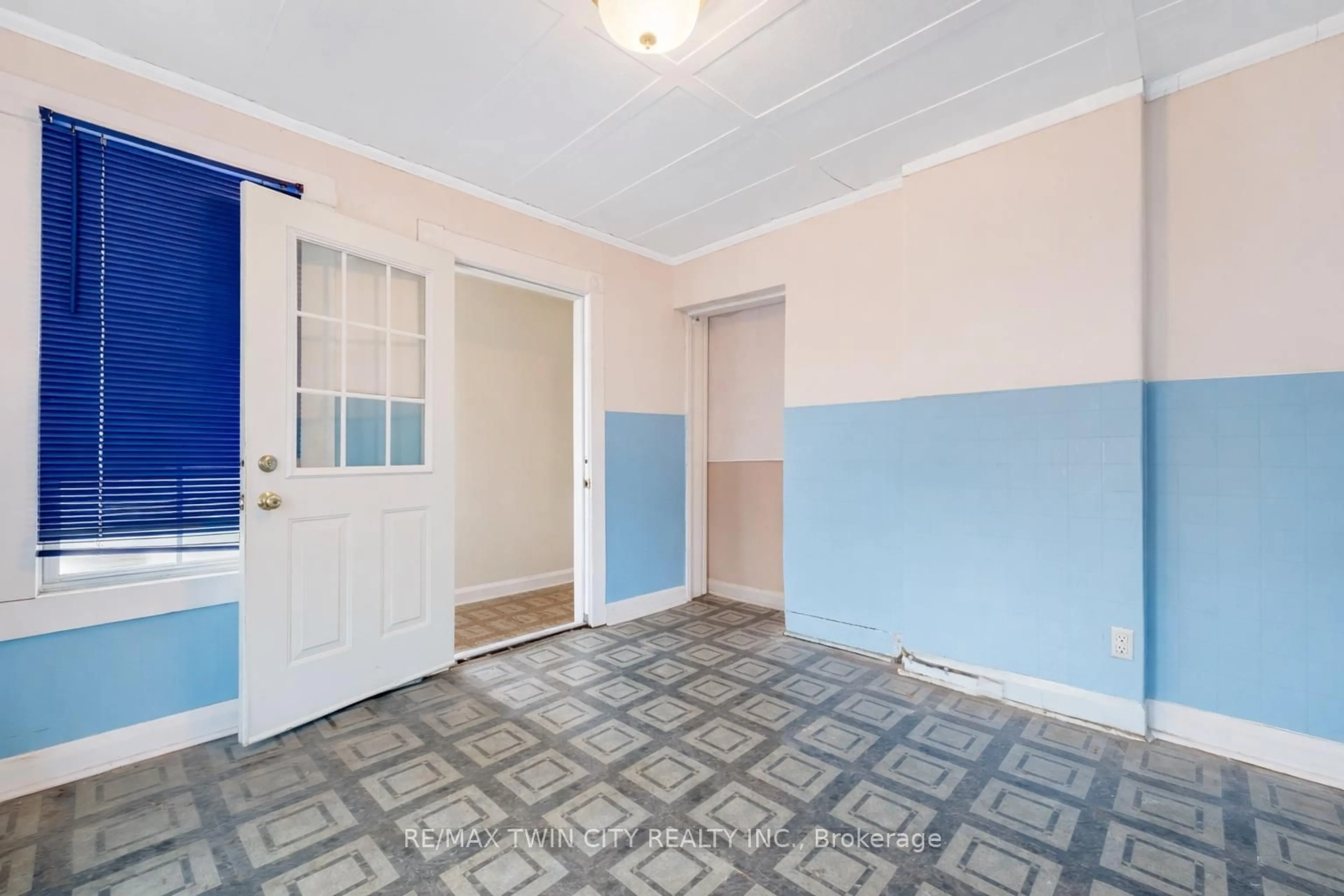 A pic of a room for 24 Madison Ave, Kitchener Ontario N2G 3M3