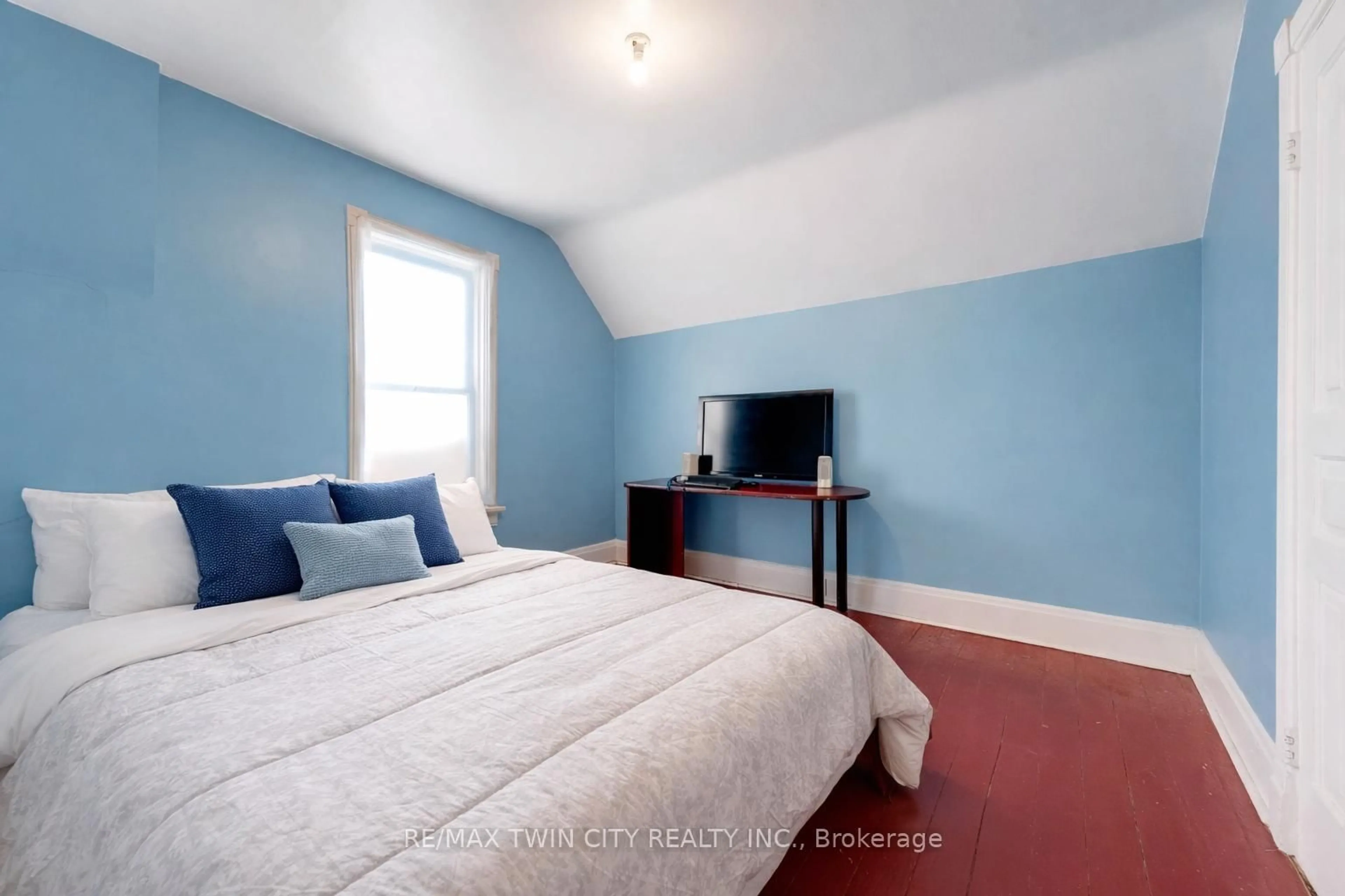 A pic of a room for 24 Madison Ave, Kitchener Ontario N2G 3M3