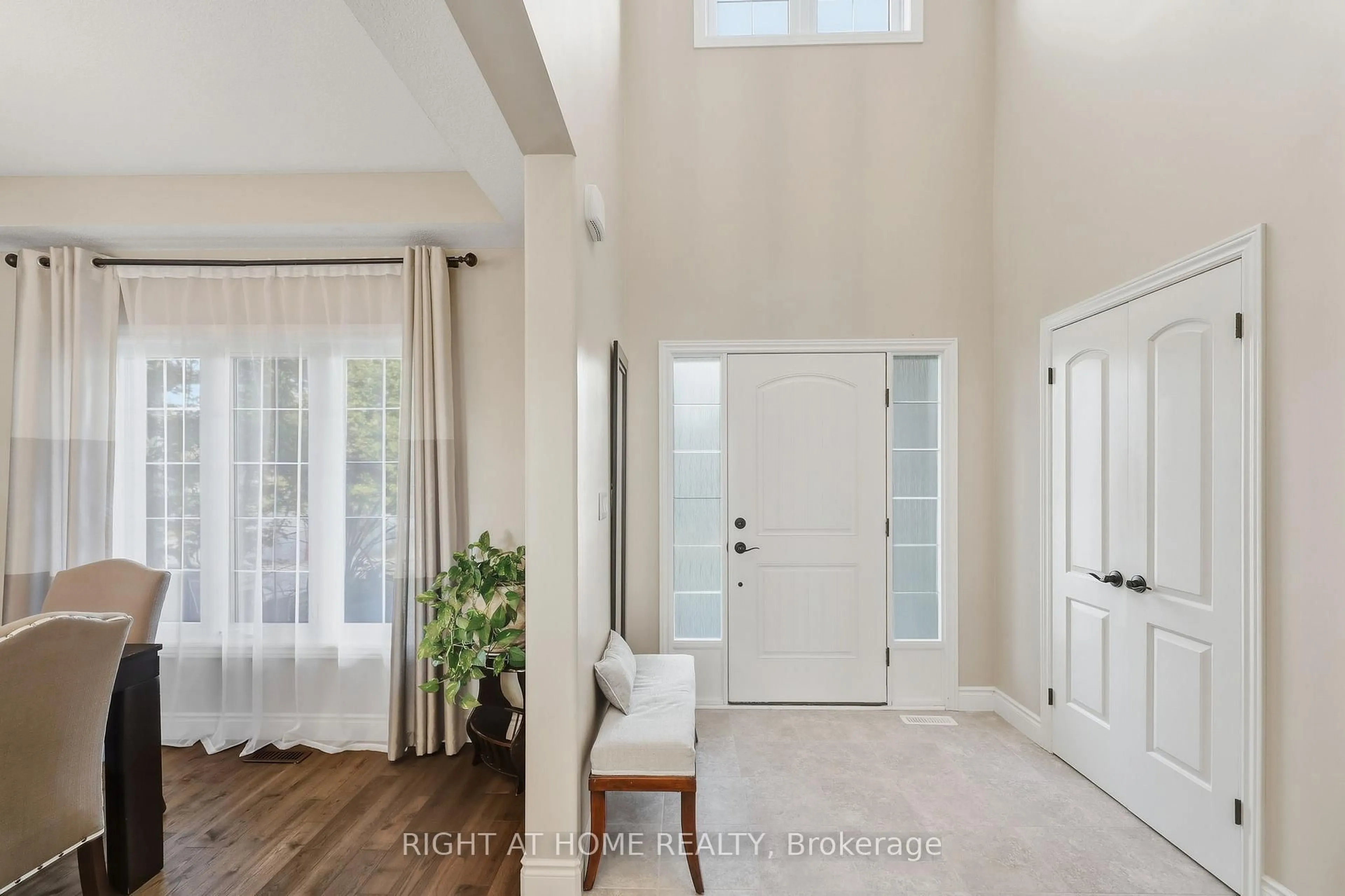 Indoor entryway for 35 Caverhill Cres, Middlesex Centre Ontario N0L 1R0