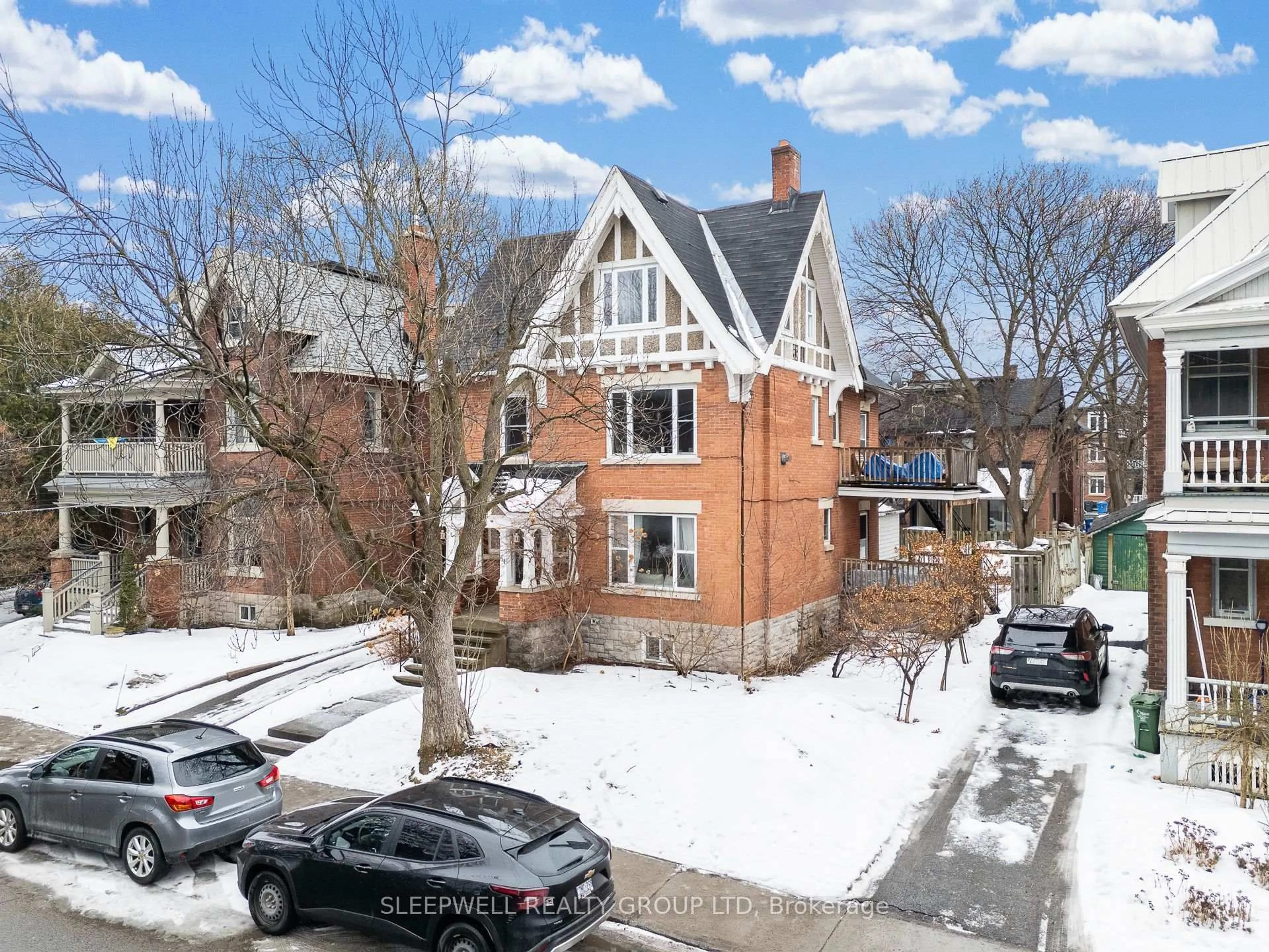 A pic from outside/outdoor area/front of a property/back of a property/a pic from drone, street for 84 Fourth Ave, Ottawa Ontario K1S 2L2