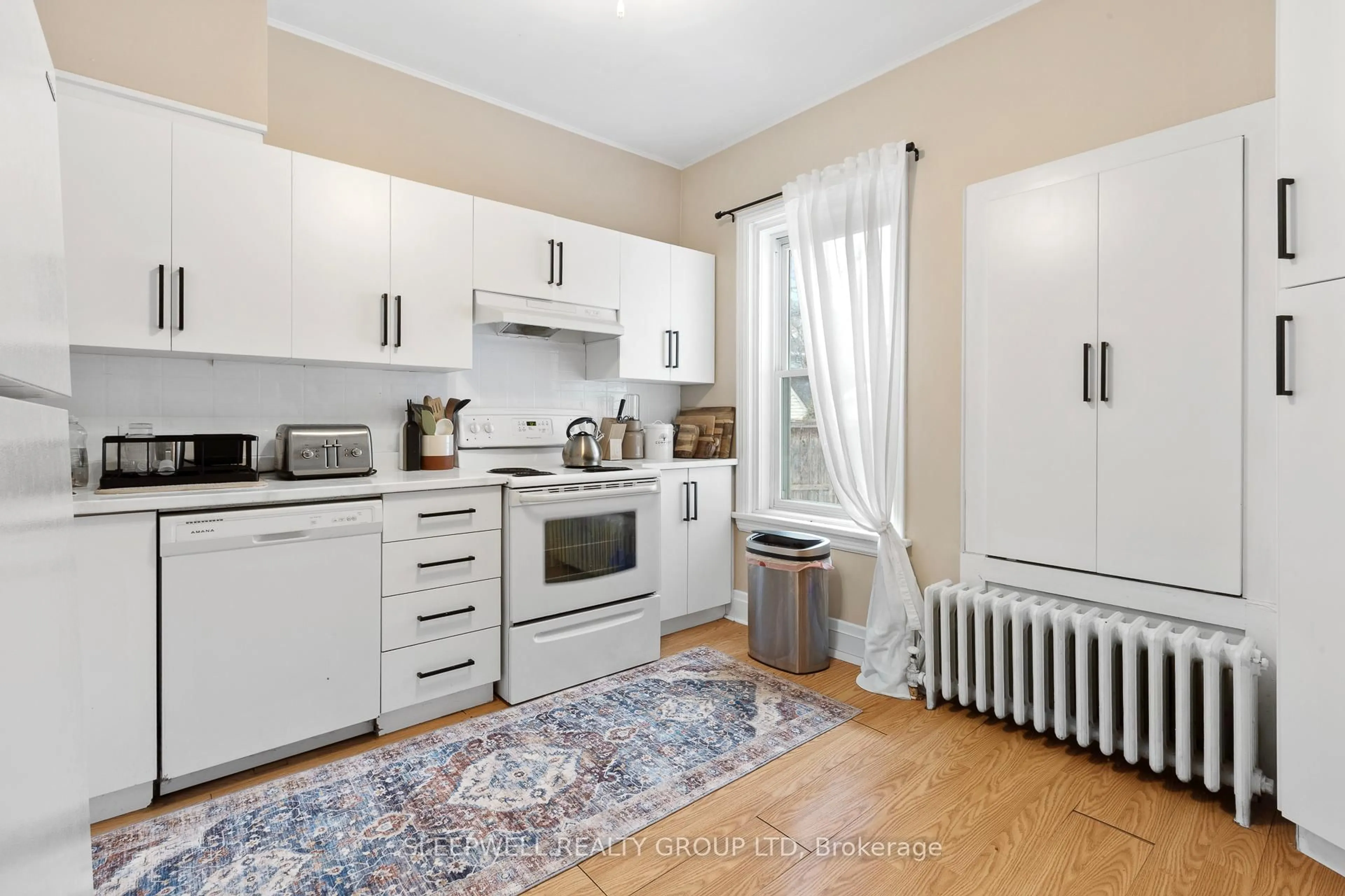Standard kitchen, unknown for 84 Fourth Ave, Ottawa Ontario K1S 2L2