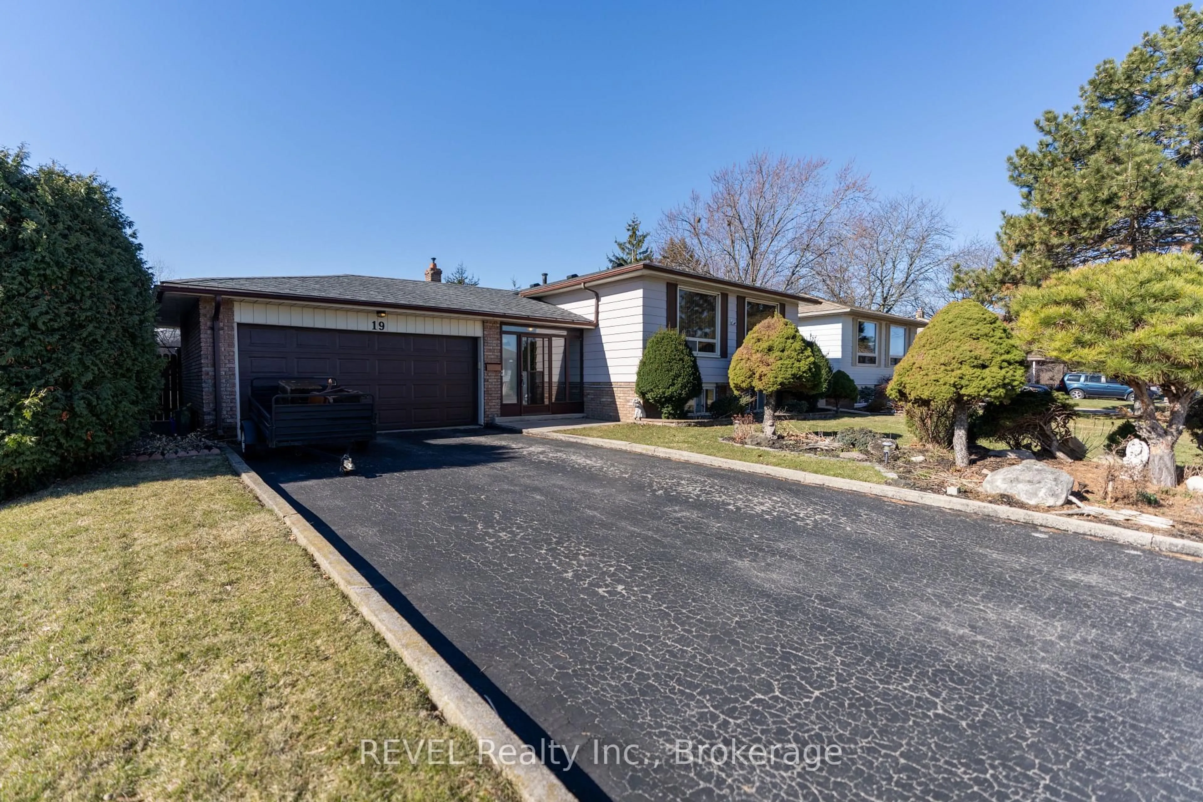 A pic from outside/outdoor area/front of a property/back of a property/a pic from drone, street for 19 Lynwood Dr, Hamilton Ontario L8E 3E7