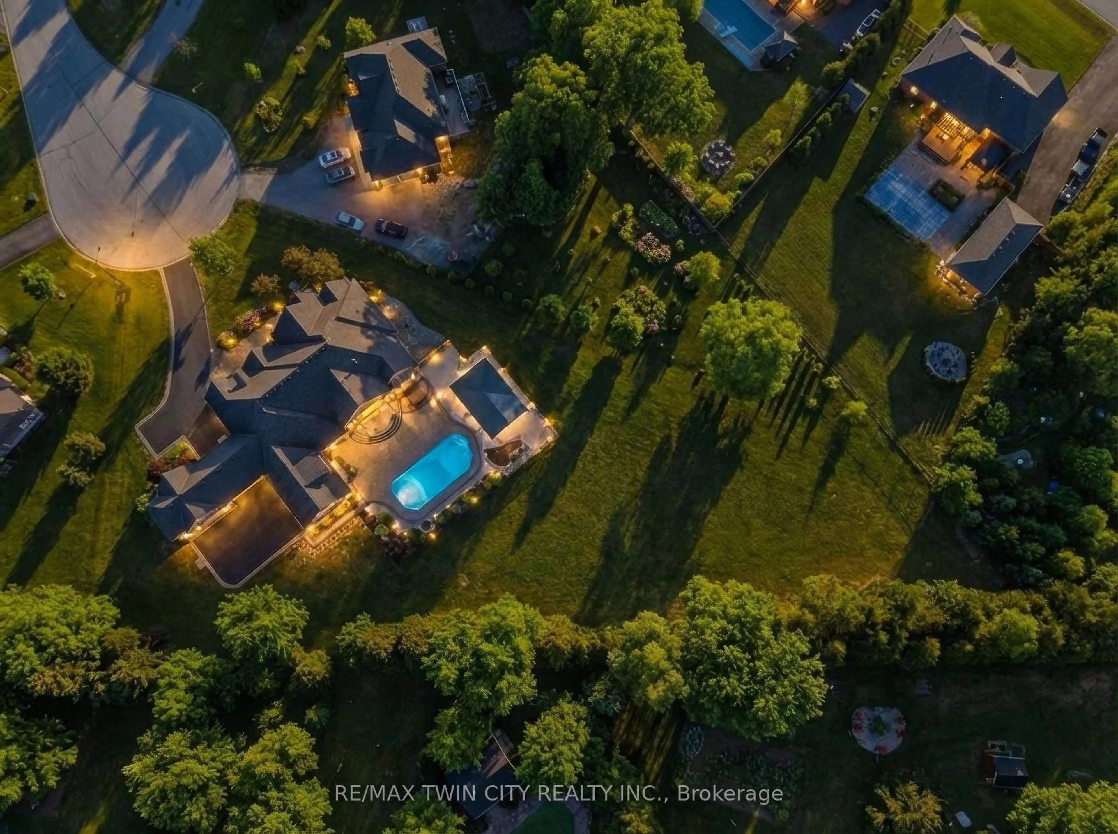 A pic from outside/outdoor area/front of a property/back of a property/a pic from drone, unknown for 29 Wallace Crt, Brantford Ontario N3T 5L7