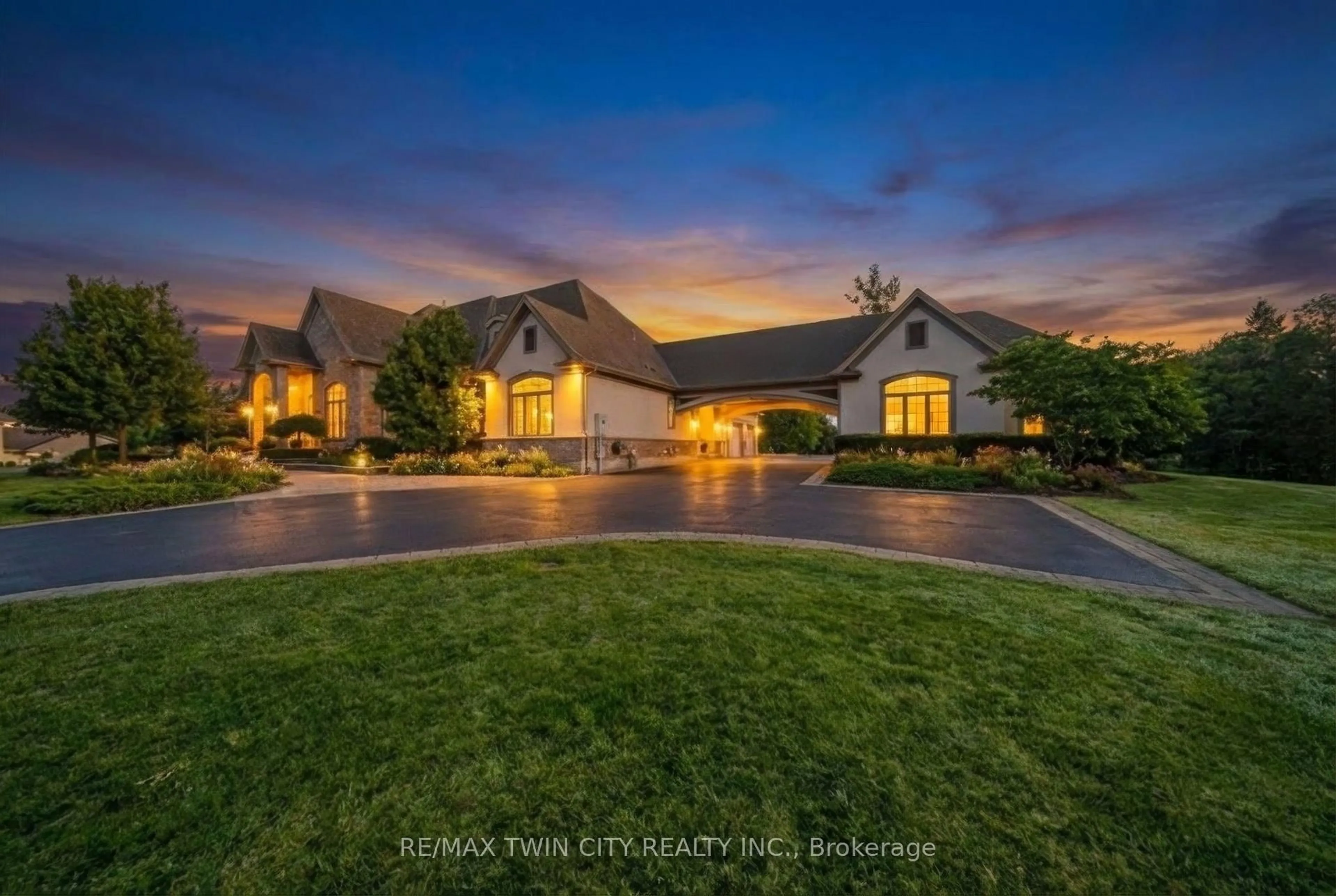 A pic from outside/outdoor area/front of a property/back of a property/a pic from drone, unknown for 29 Wallace Crt, Brantford Ontario N3T 5L7