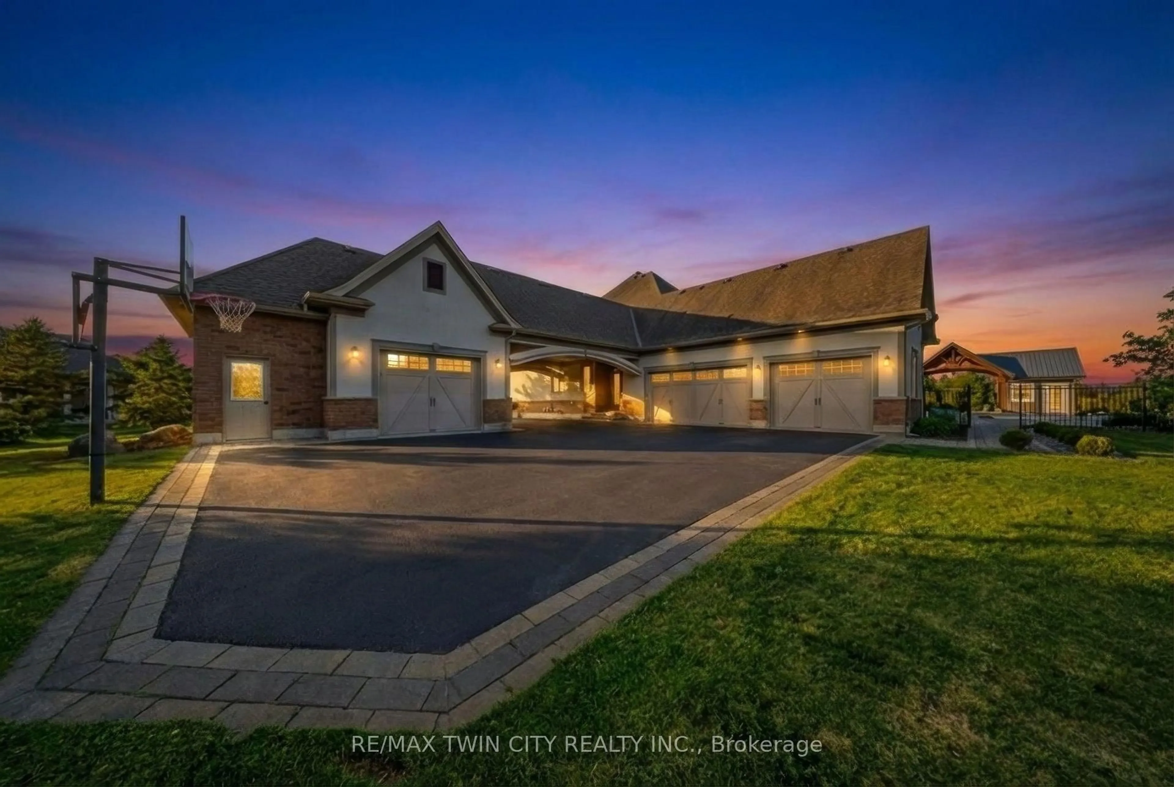 A pic from outside/outdoor area/front of a property/back of a property/a pic from drone, street for 29 Wallace Crt, Brantford Ontario N3T 5L7