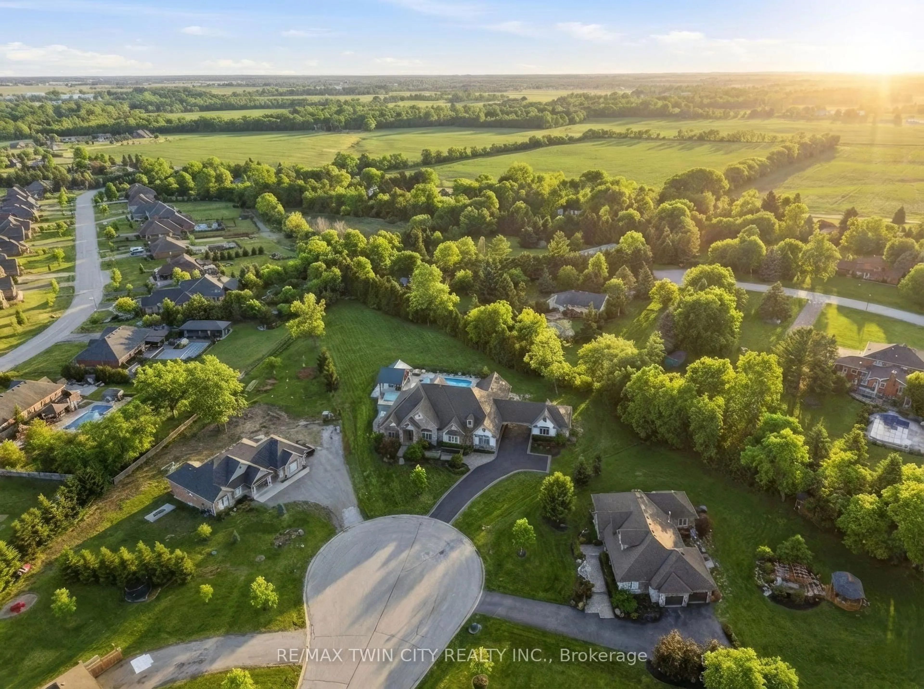 A pic from outside/outdoor area/front of a property/back of a property/a pic from drone, unknown for 29 Wallace Crt, Brantford Ontario N3T 5L7