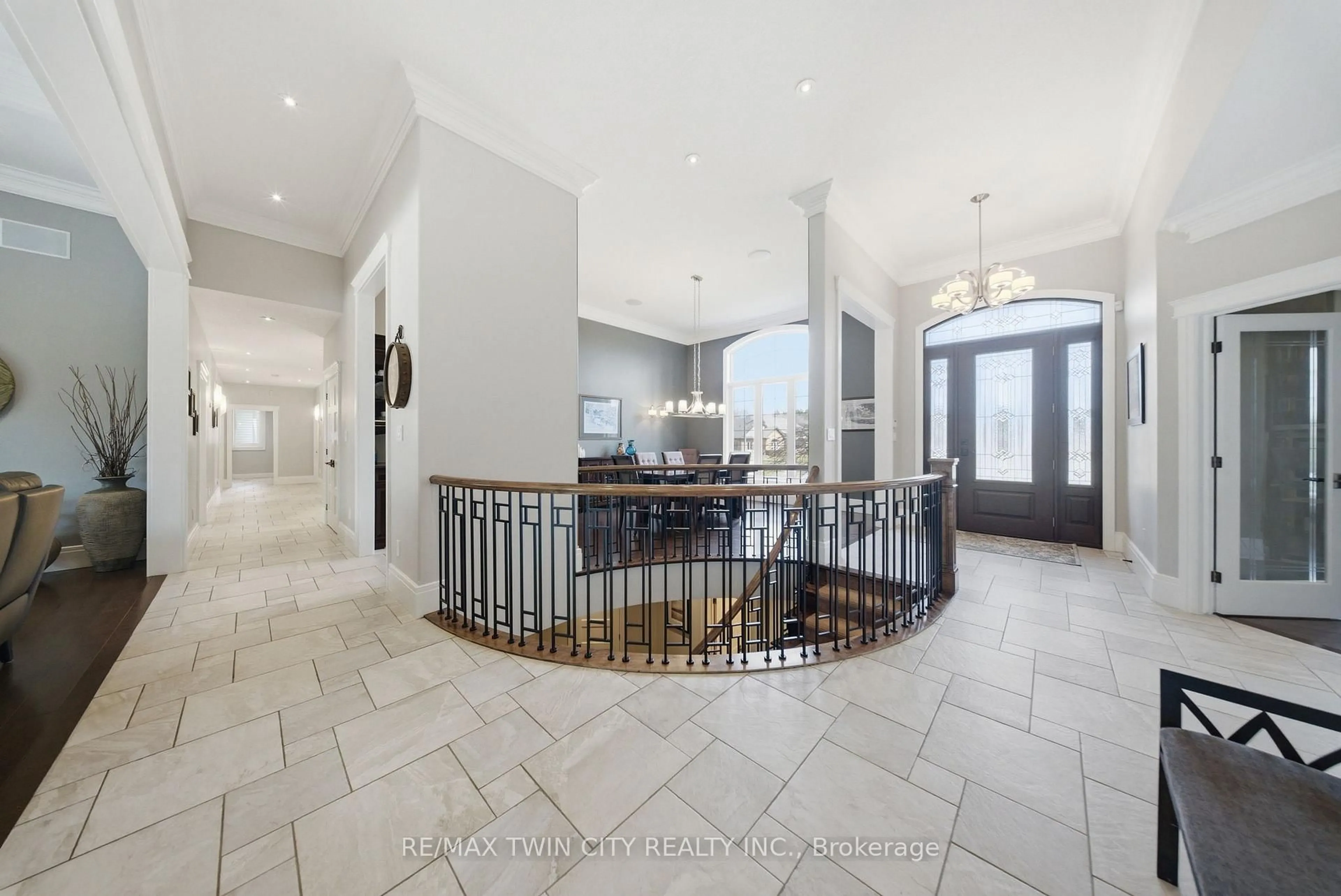 Indoor foyer for 29 Wallace Crt, Brantford Ontario N3T 5L7