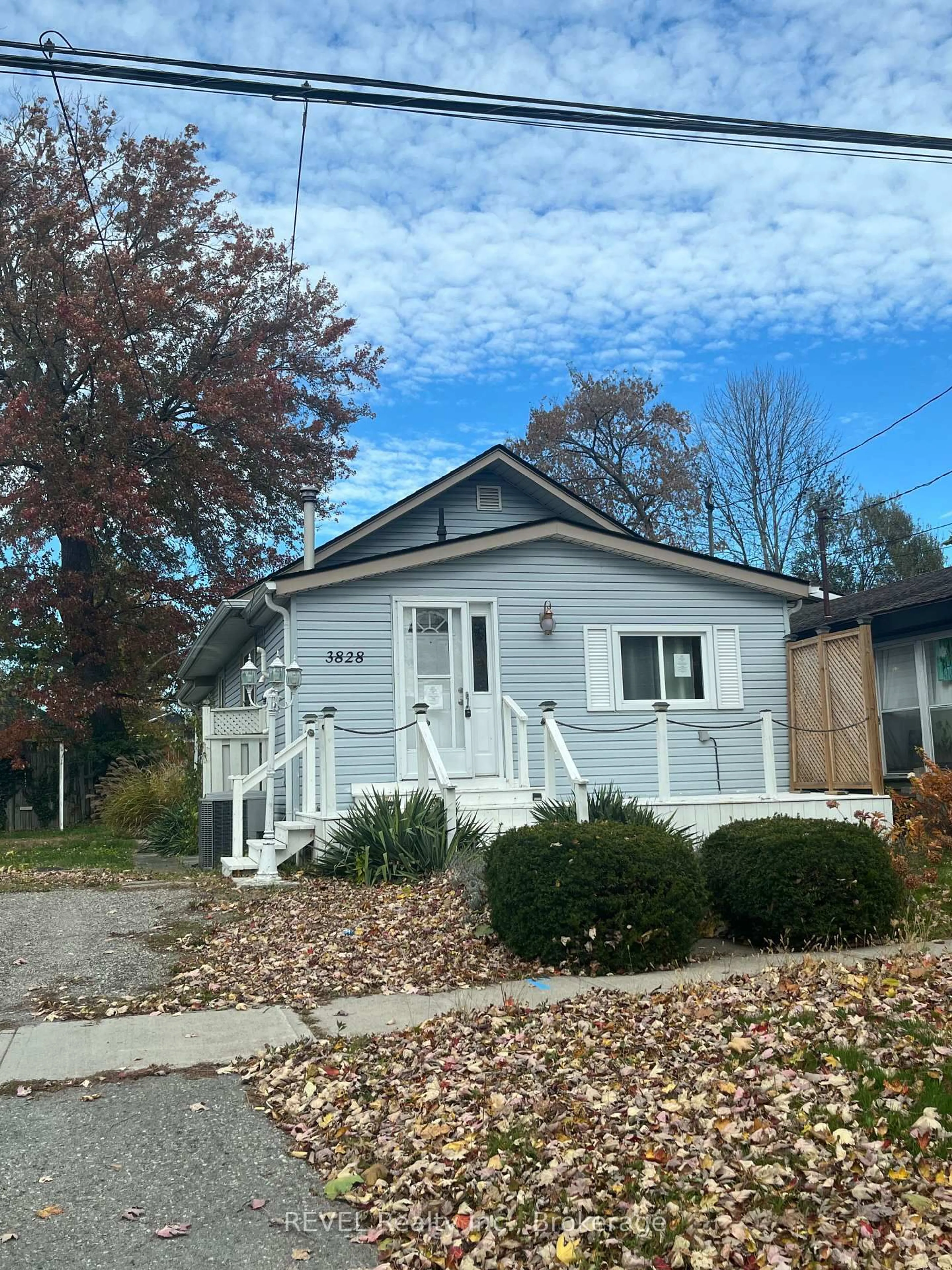 Home with vinyl exterior material, street for 3828 Roxborough Ave, Fort Erie Ontario L0S 1B0
