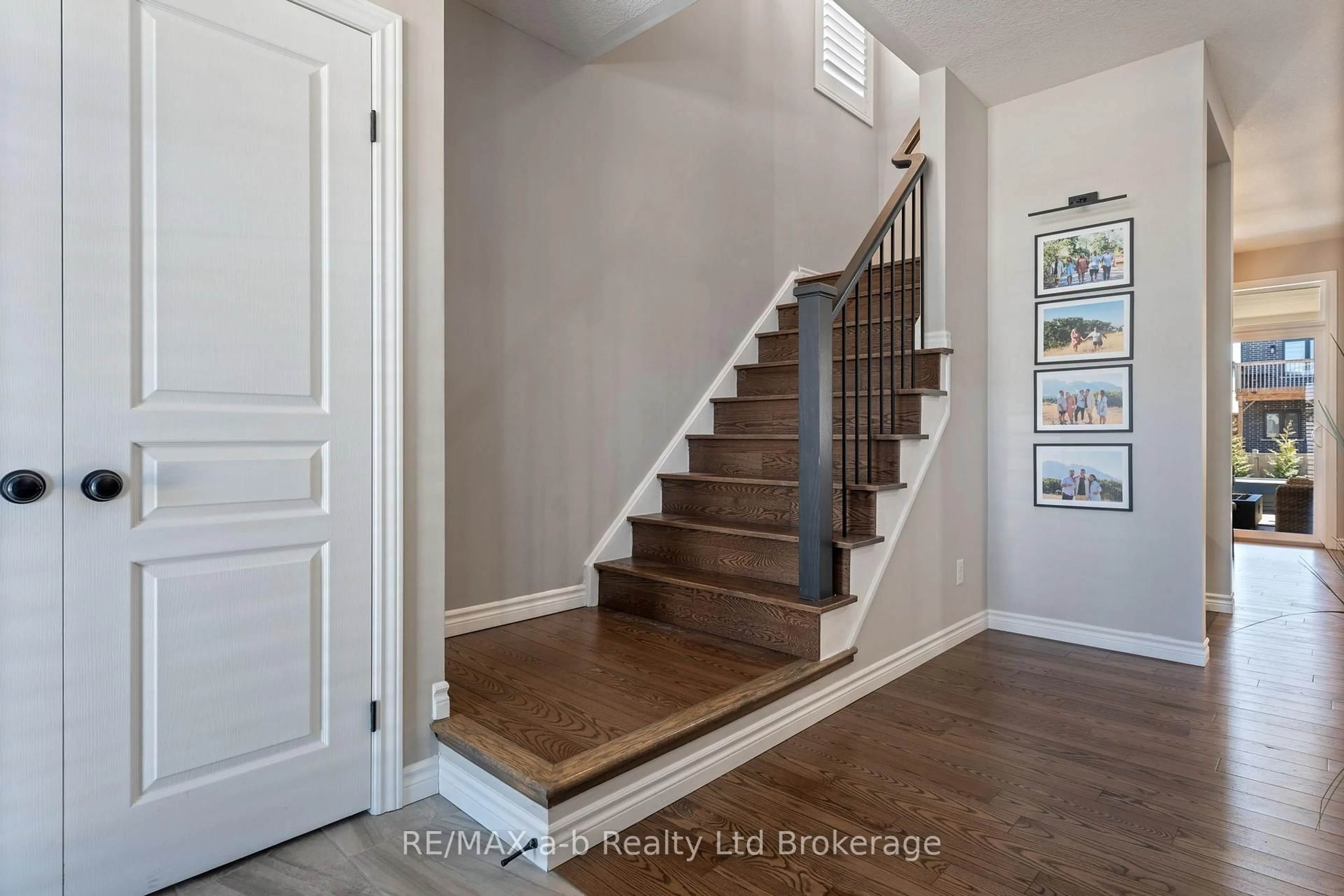 Indoor entryway for 11 CHAMBERLAIN Ave, Ingersoll Ontario N5C 0C6