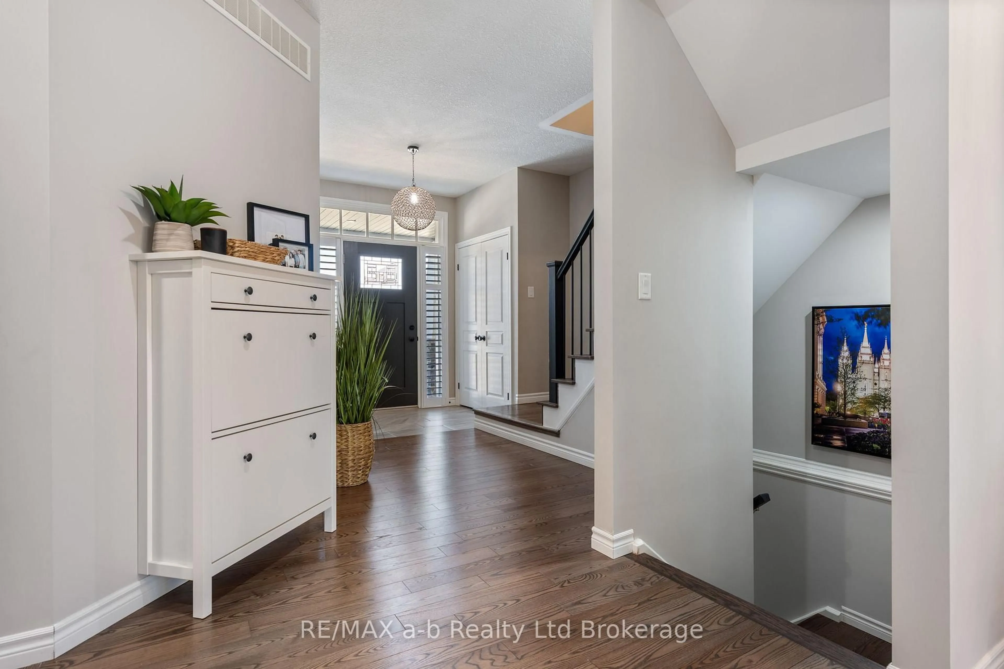 Indoor entryway for 11 CHAMBERLAIN Ave, Ingersoll Ontario N5C 0C6