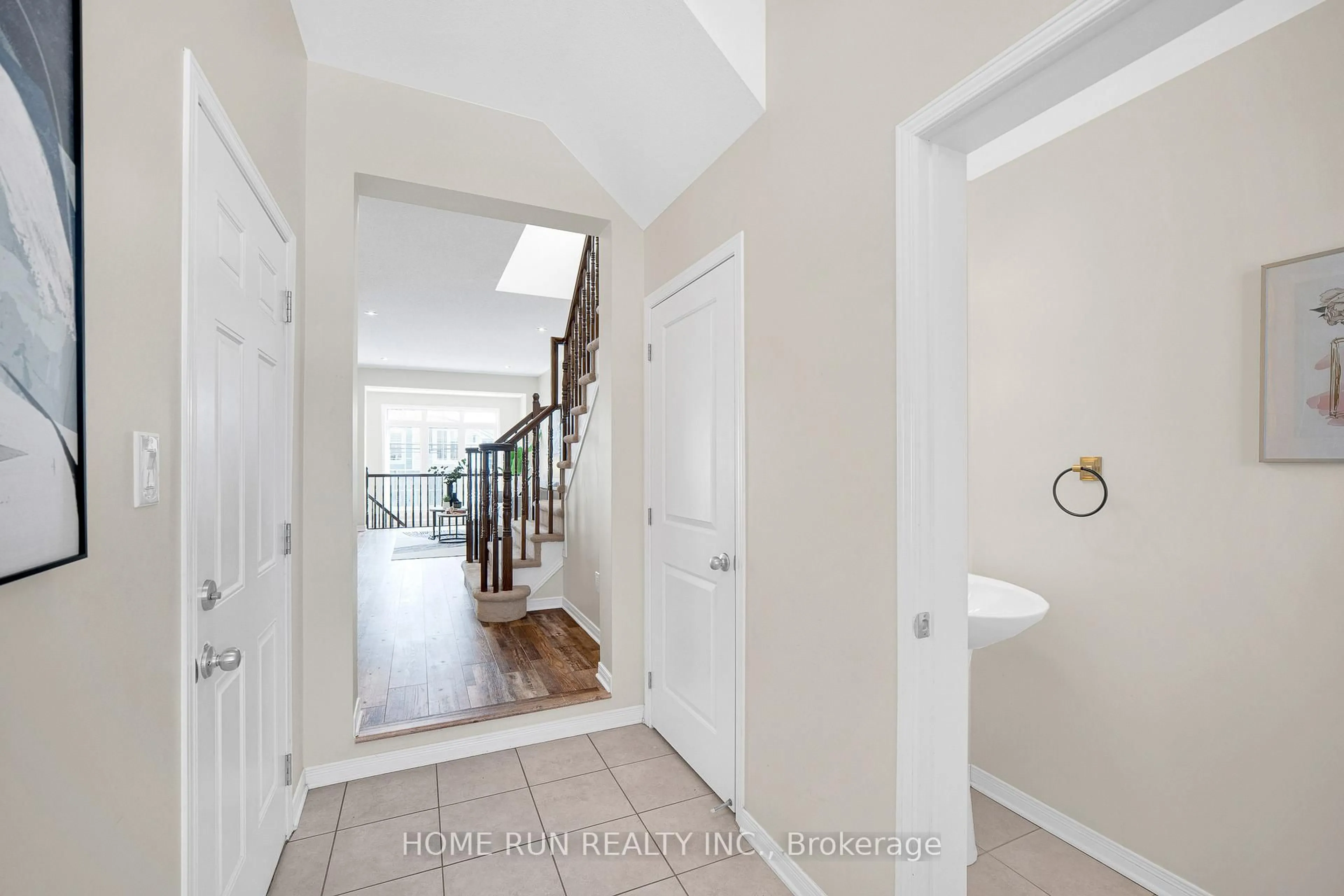 Indoor entryway for 636 Pamplona Private, Ottawa Ontario K2J 5T4