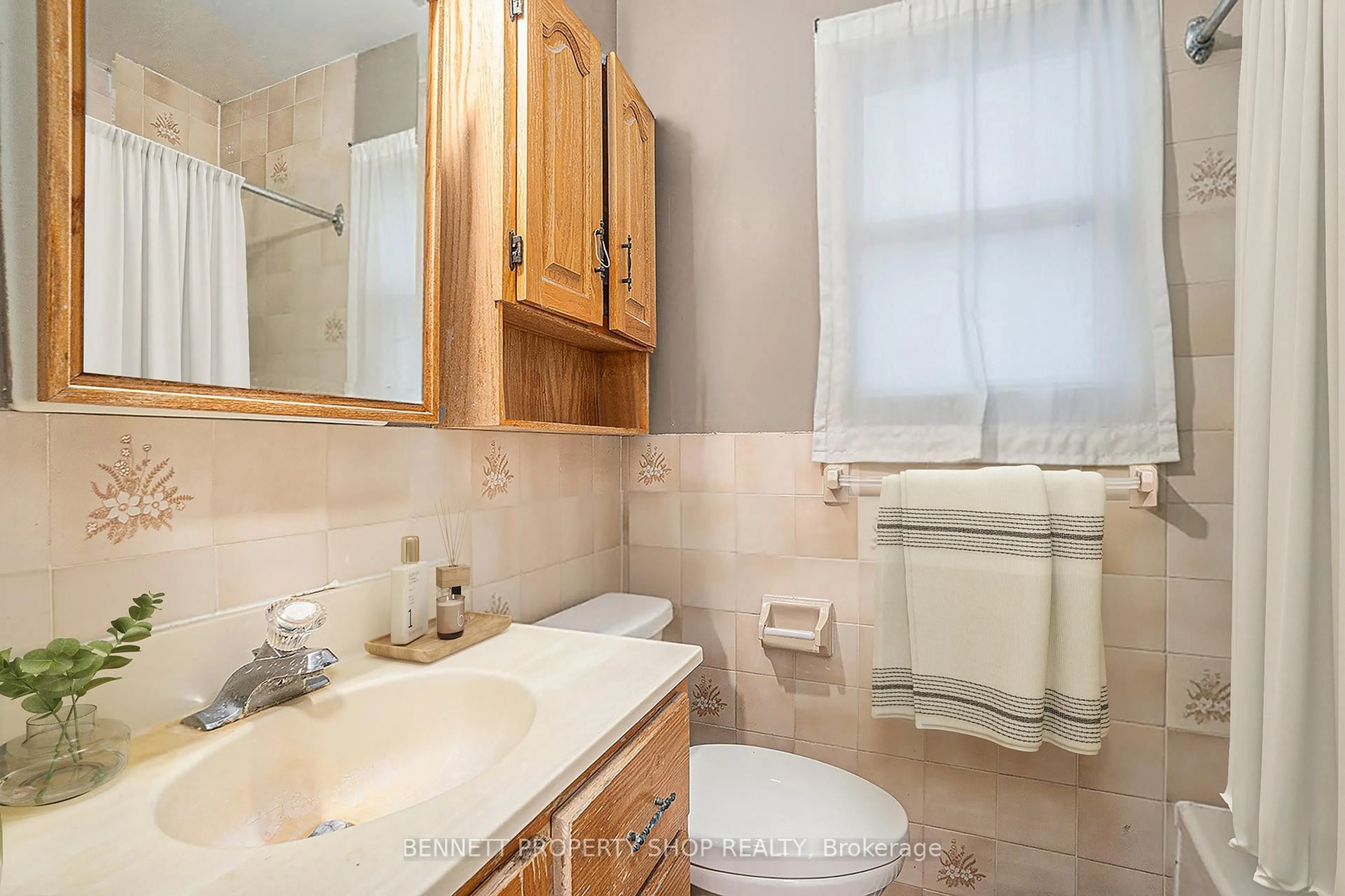 Standard bathroom, ceramic/tile floor for 51 Smirle Ave, Ottawa Ontario K1Y 0S2