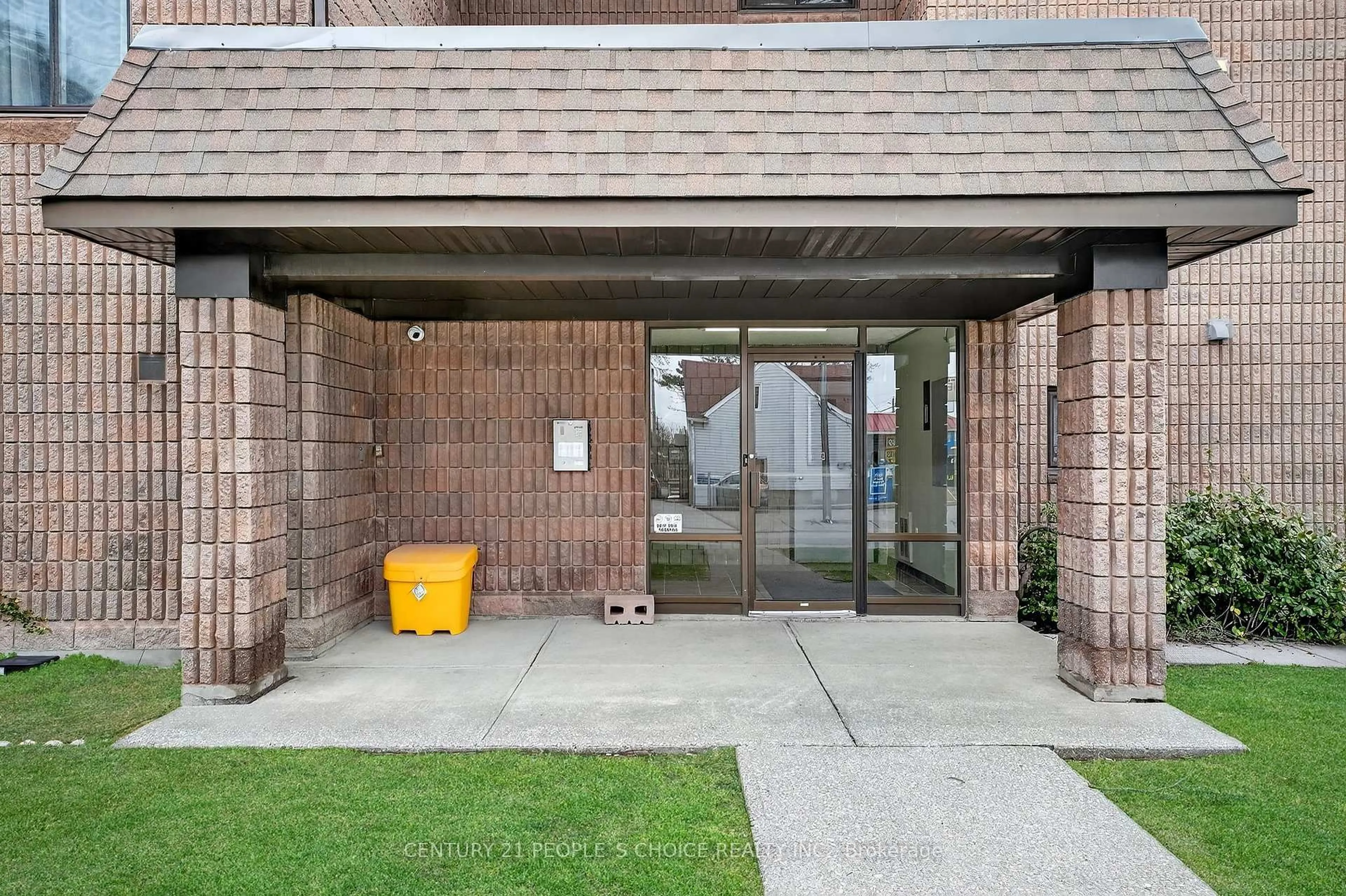 Indoor foyer for 72 Main St #210, Port Colborne Ontario L3K 5Z8