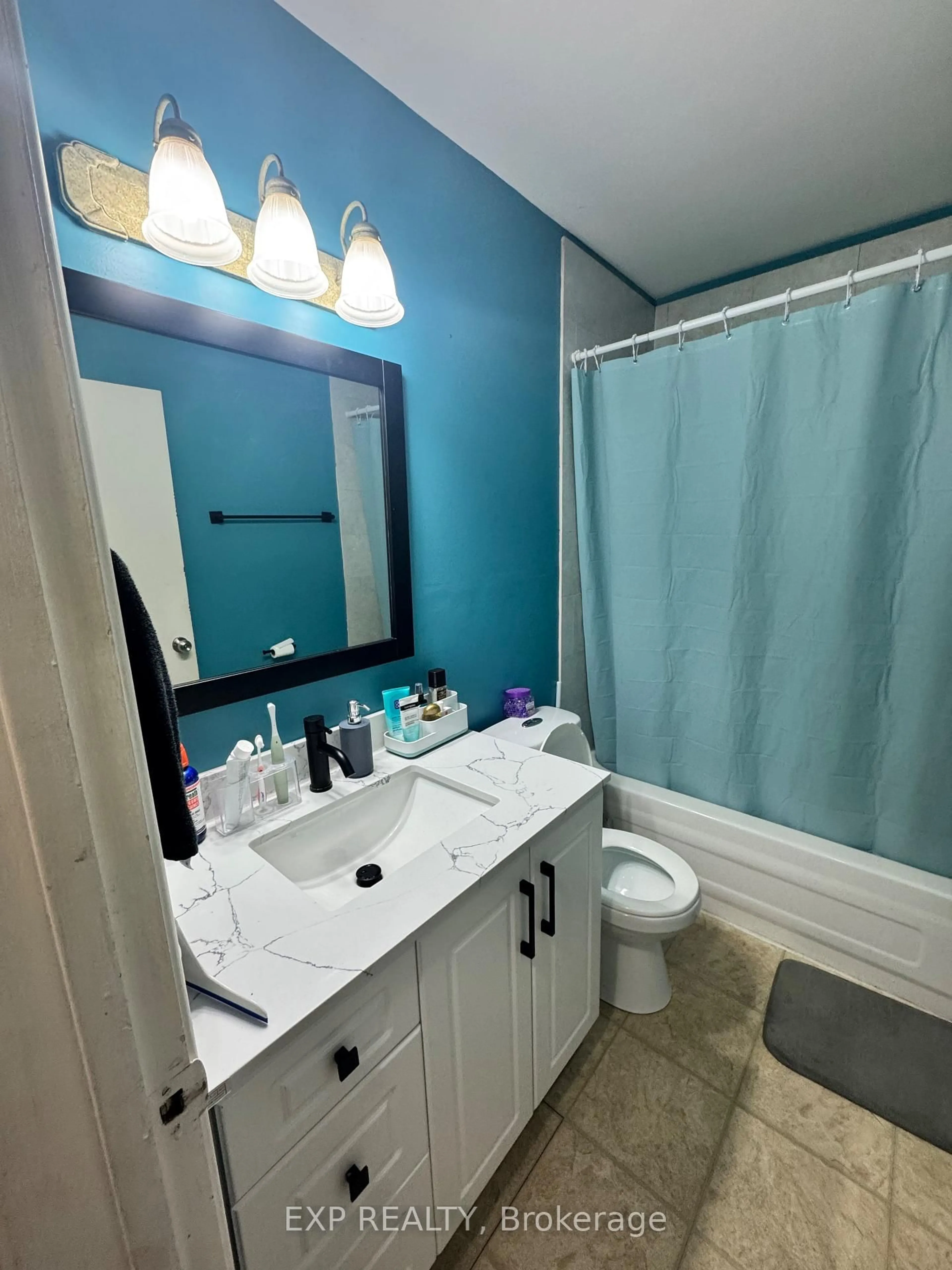 Standard bathroom, ceramic/tile floor for 53 Madeira Dr, London East Ontario N5V 2M3