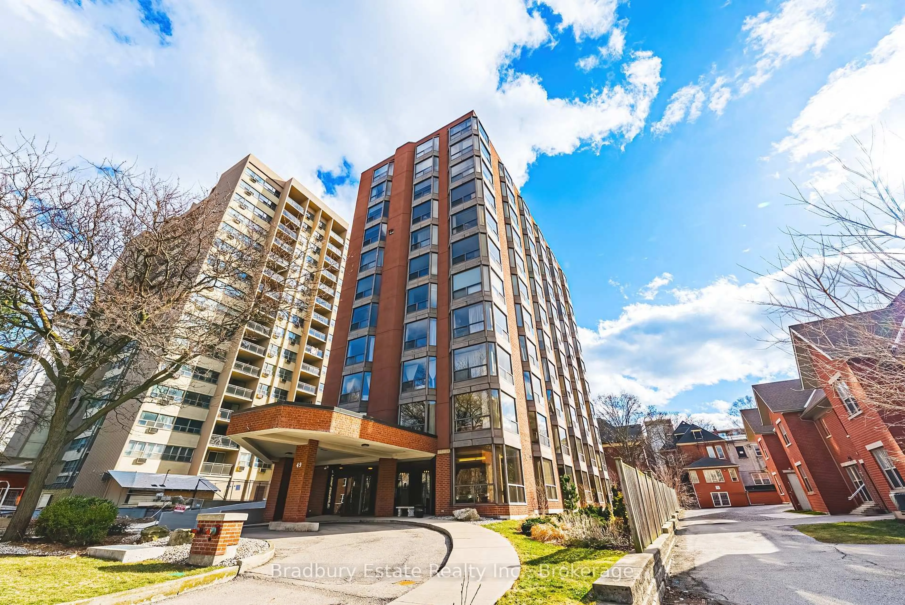 Patio, building for 49 Robinson St #200, Hamilton Ontario L8P 1Y7